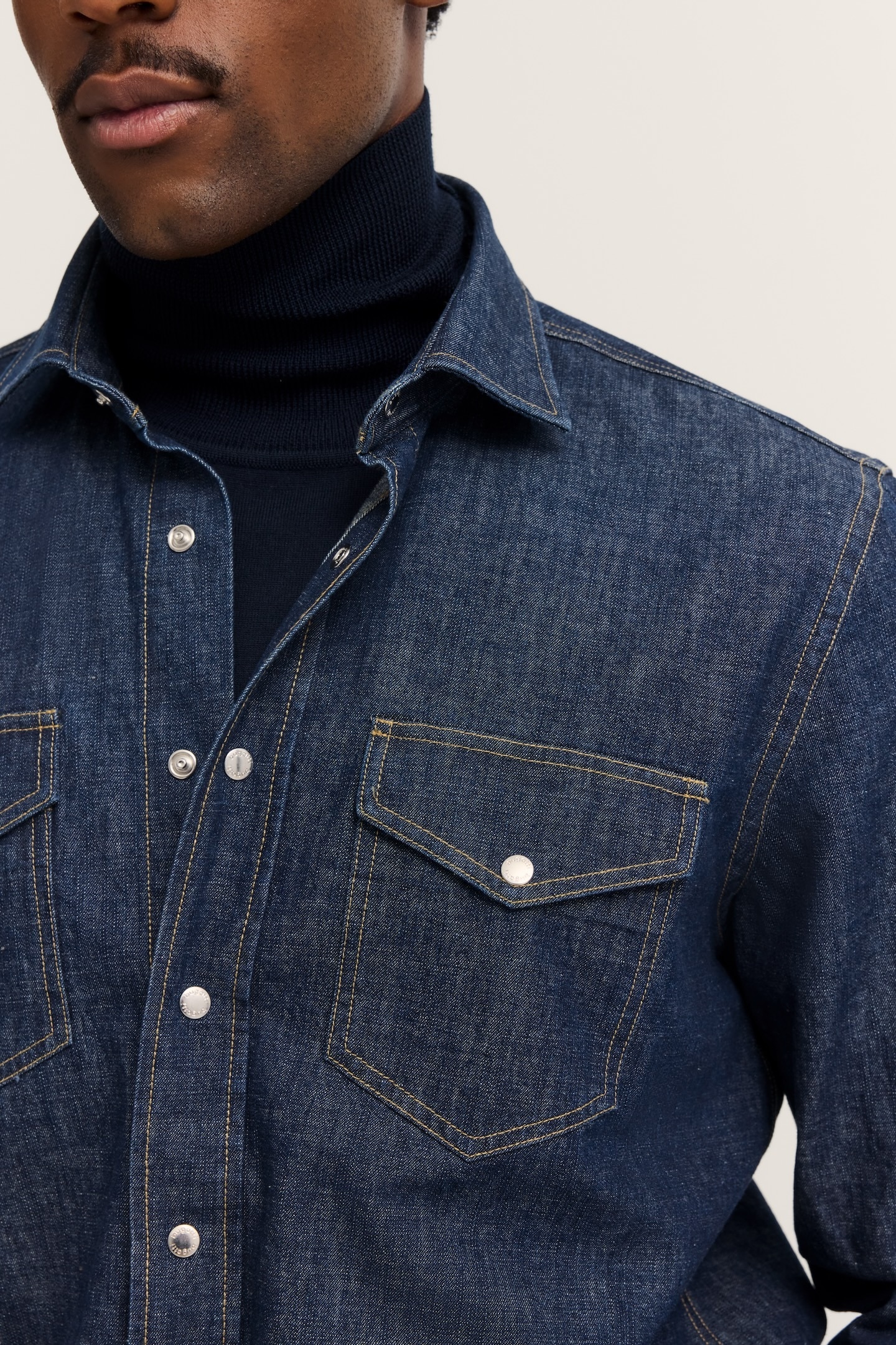 bugatti Jeanshemd »Druckknöpfe«, im Modern Fit mit Kent-Kragen und aus Baumwolle