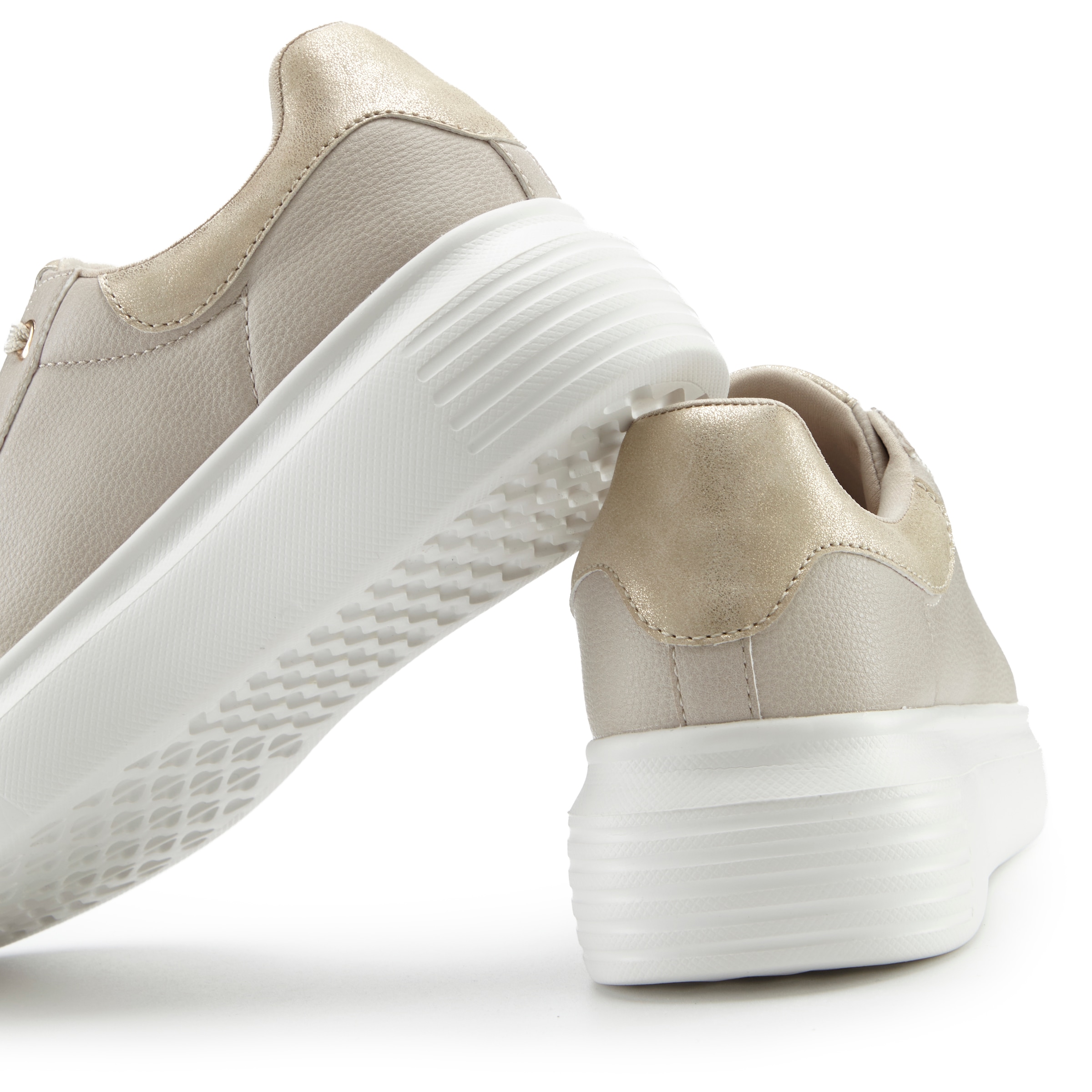 LASCANA Sneaker »Freizeitschuh, Schnürhalbschuh, Halbschuh,«, mit Metallicdetails und abnehmbarer Brosche VEGAN
