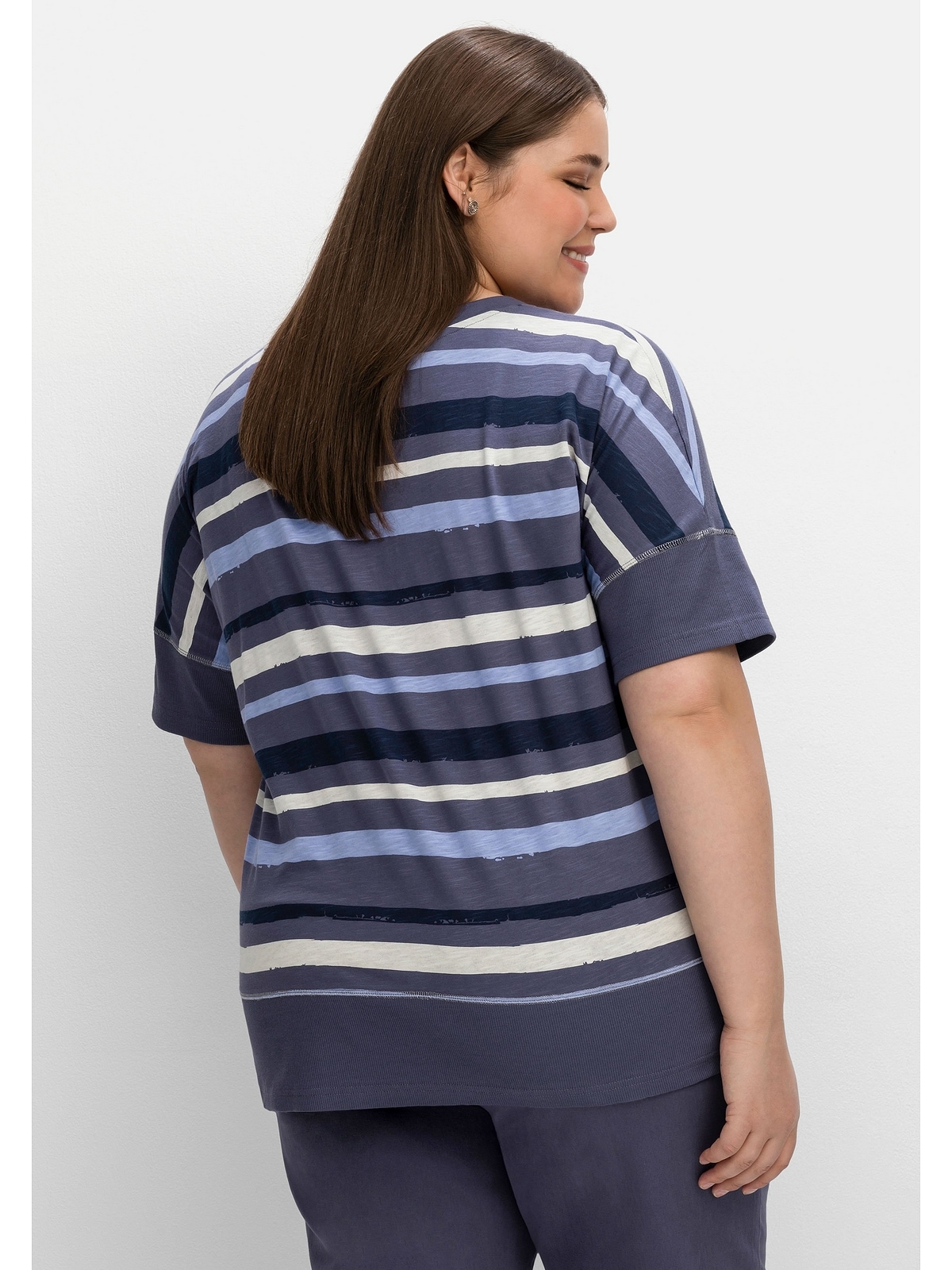 Sheego T-Shirt Größen«, BAUR »Große | für kaufen V-Ausschnitt mit Streifendruck und