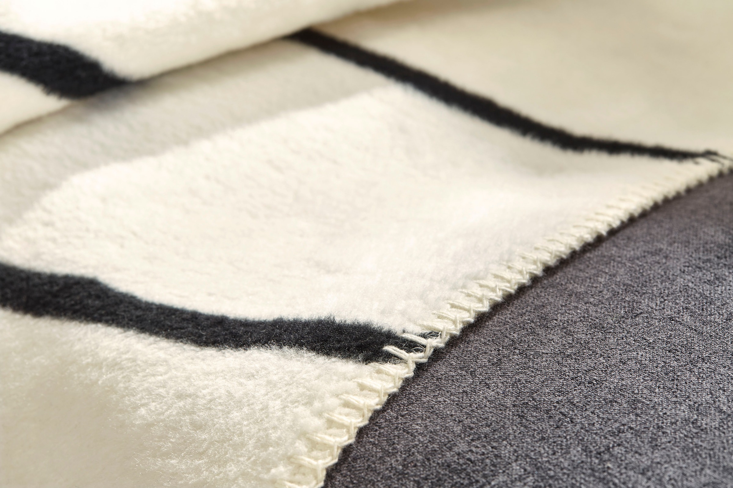 bugatti Wohndecke, mit filigranen Streifen, Kuscheldecke