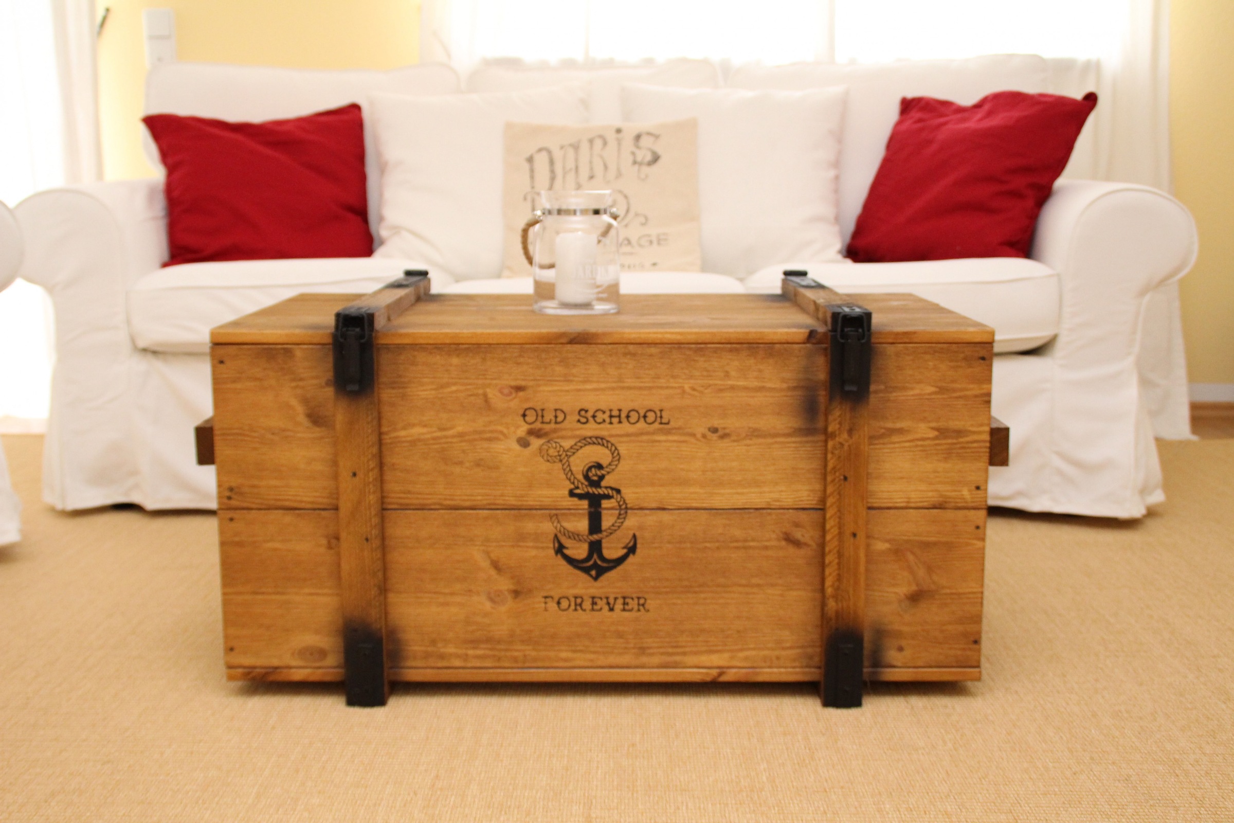 Uncle Joe´s Couchtisch, in Seefrachtkisten-Design