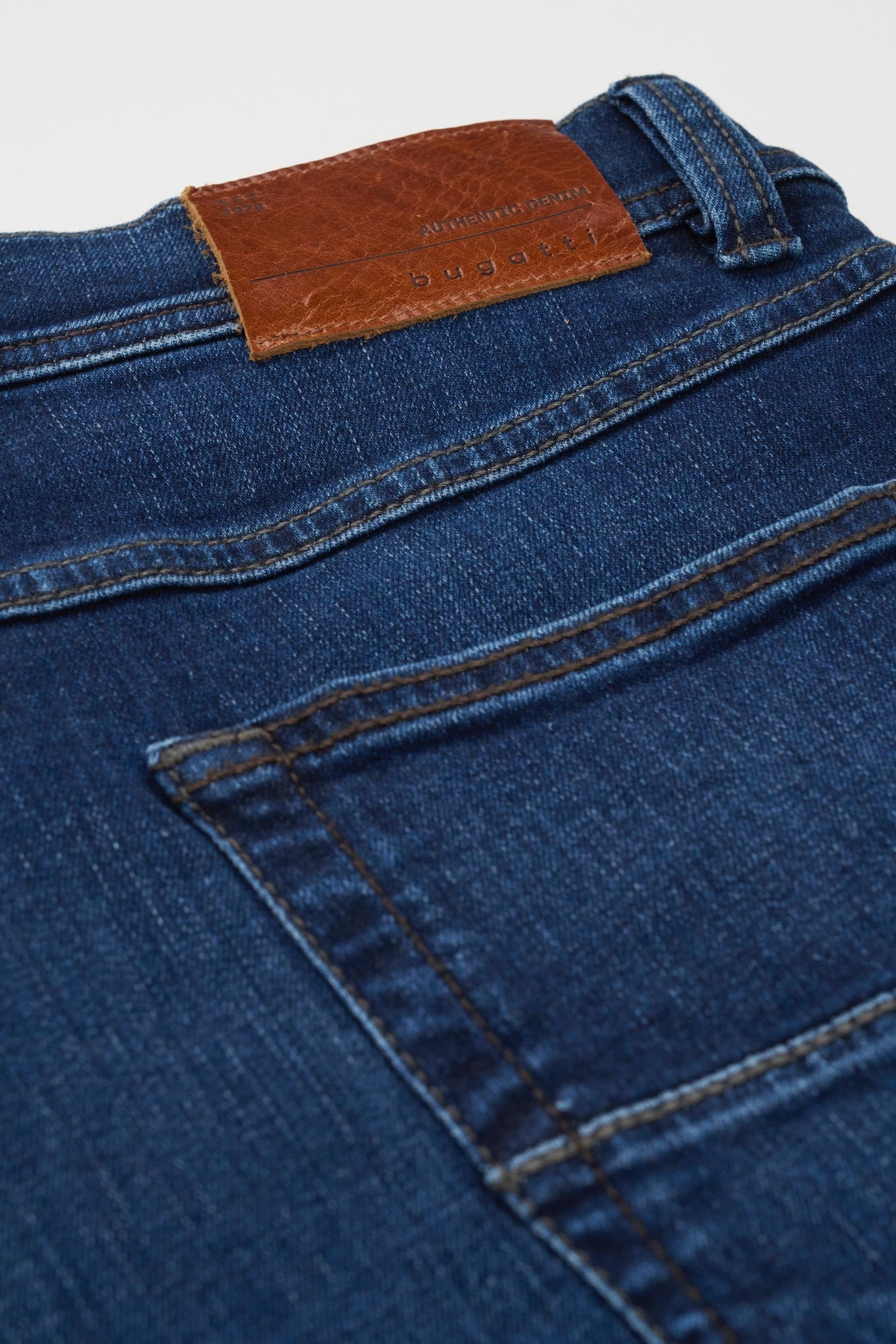 bugatti 5-Pocket-Jeans »Regular Fit«, aus Authentic Denim mit Stretch-Komfort