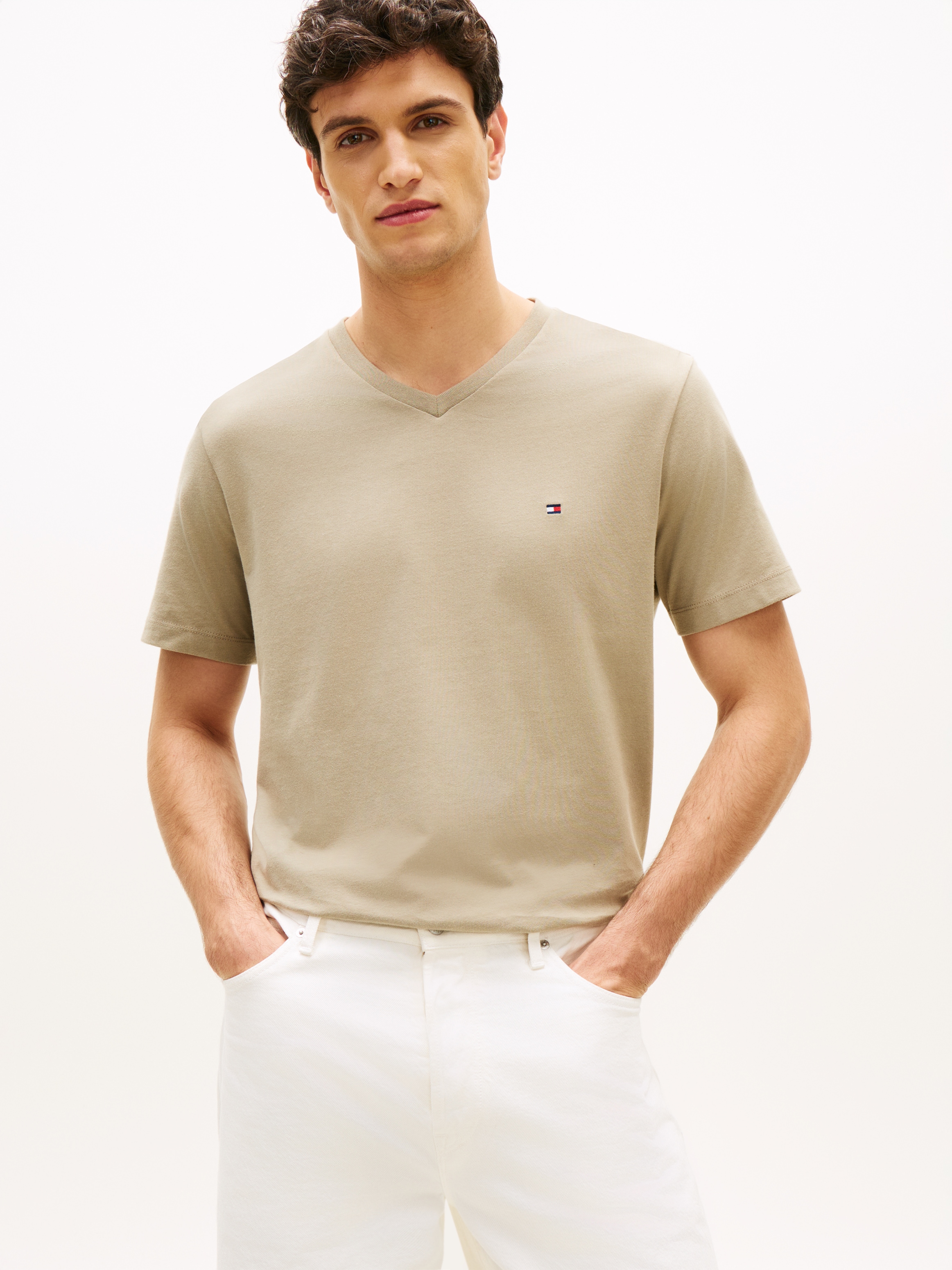 Tommy Hilfiger "ESSENTIAL V-NECK TEE mit V-Ausschnitt und Markenlabel" unif günstig online kaufen