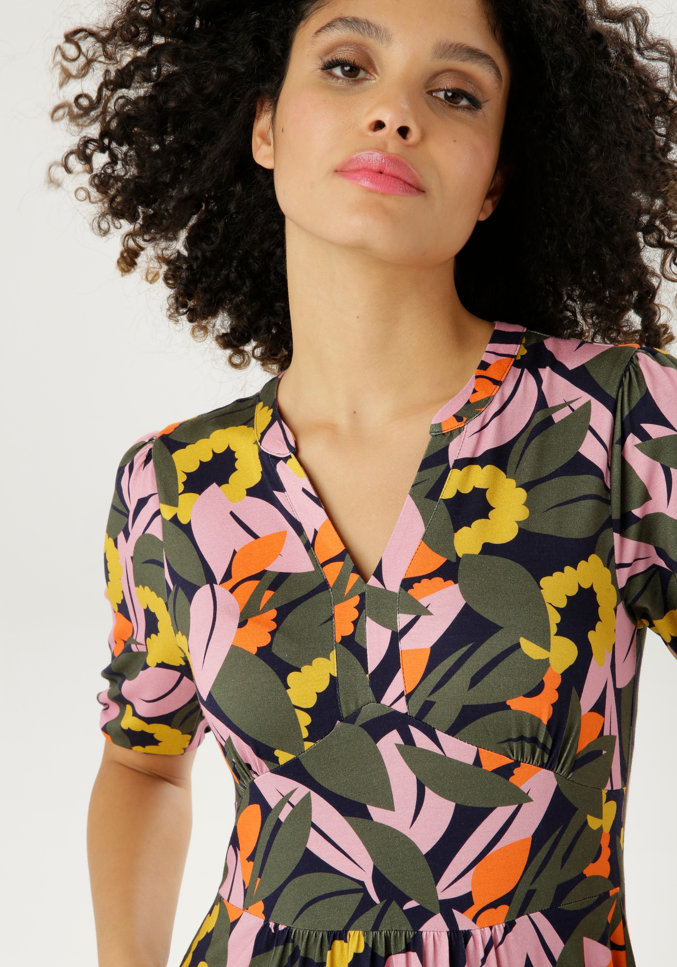 Aniston CASUAL Sommerkleid, mit bunten Blumen und Blättern bedruckt
