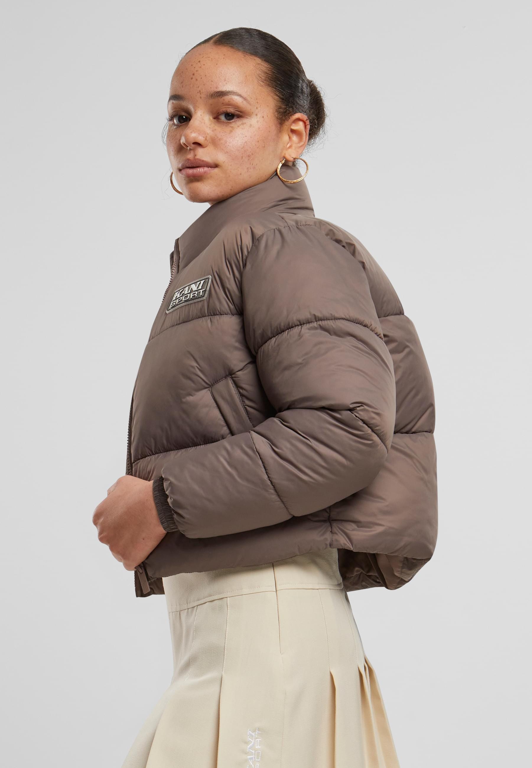 Karl Kani Winterjacke »Karl Kani Karl Kani Sport Patch Crop Puffer Jacket«, (1 St.), ohne Kapuze