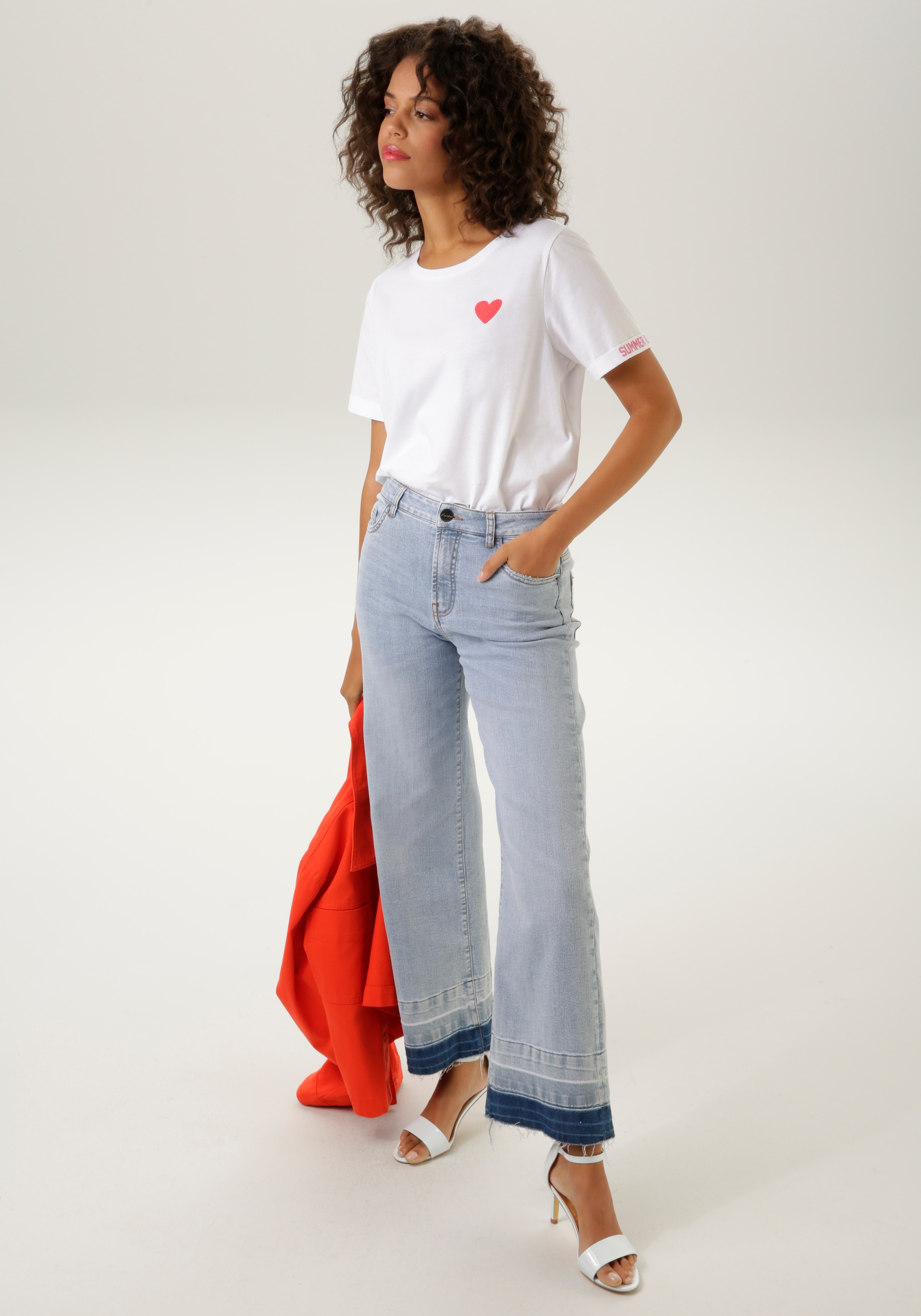leicht CASUAL am ausgefranstem trendiger Aniston | bestellen Straight-Jeans, Saum mit BAUR Waschung für