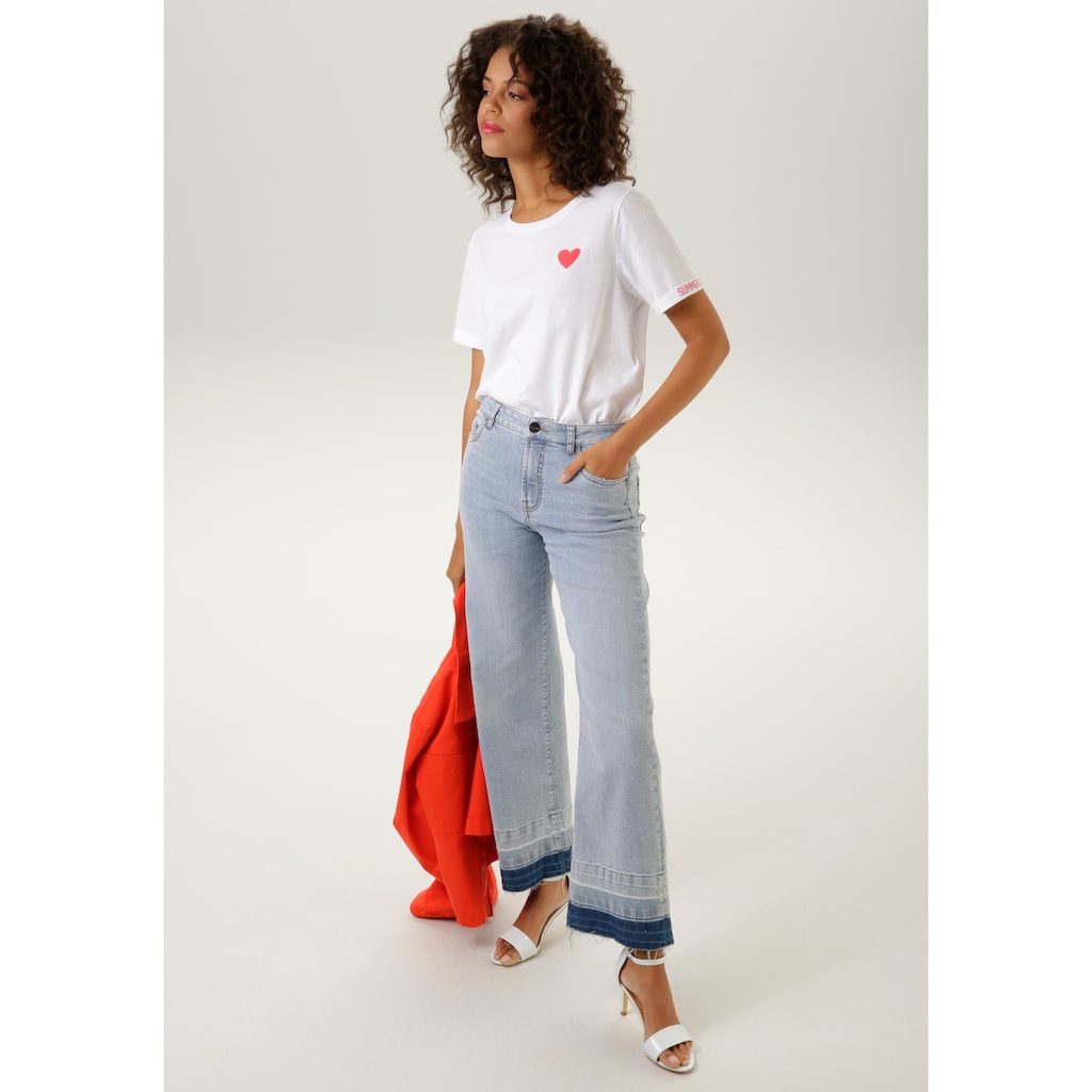 Aniston CASUAL Straight-Jeans, mit trendiger Waschung am leicht ausgefranstem Saum