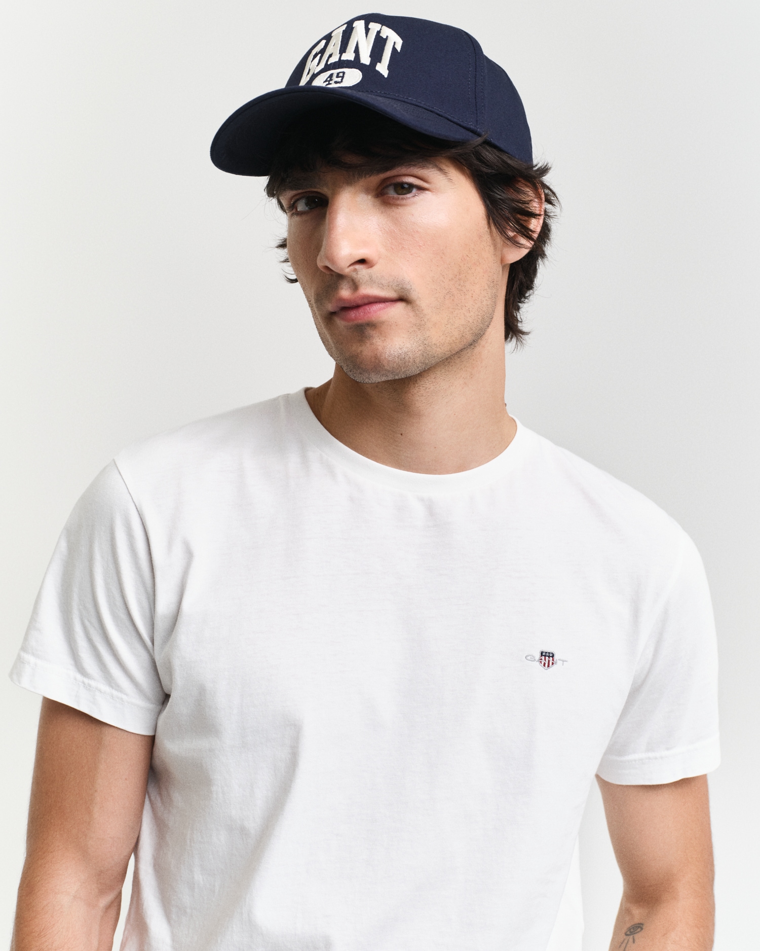 Gant T-Shirt »SLIM SHIELD SS T-SHIRT«, mit Logostickerei auf der Brust