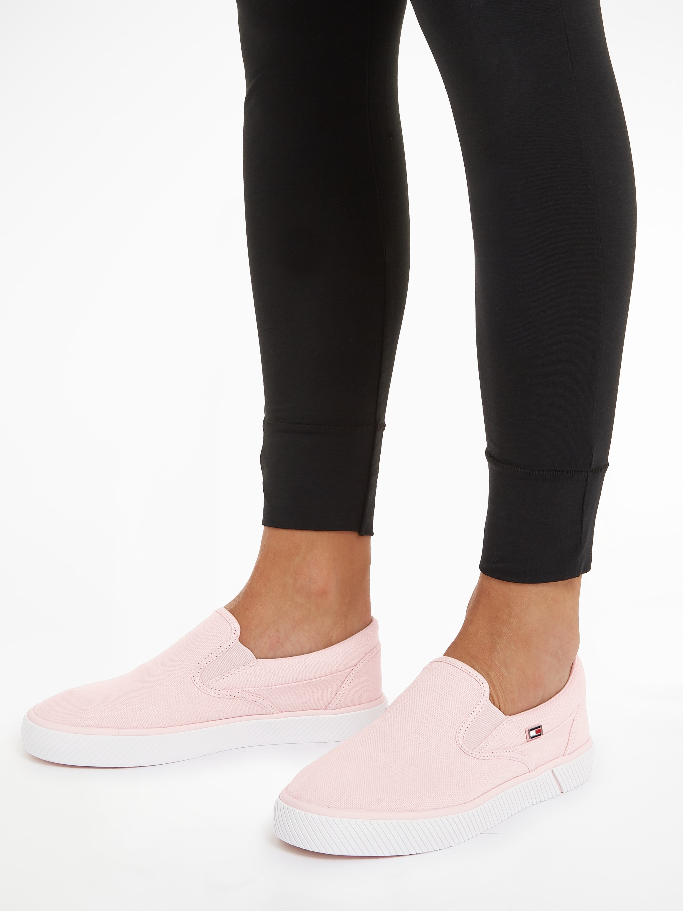 Tommy Hilfiger Slip-On Sneaker »VULC CANVAS SLIP-ON SNEAKER«, Slipper, Freizeitschuh, Sommerschuh mit seitlichen Stretcheinsätzen