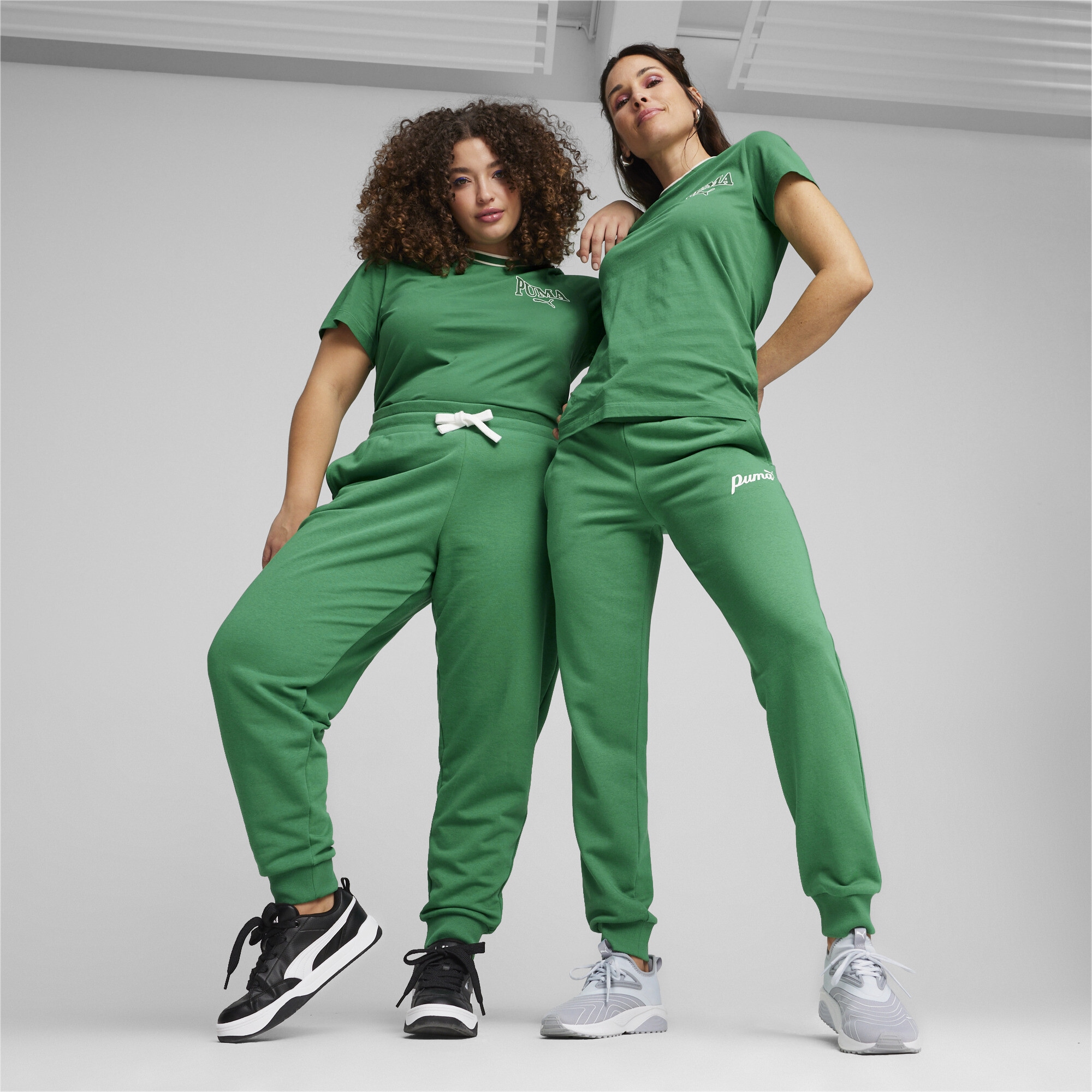 PUMA Sporthose »ESS+ Script Jogginghose Damen«