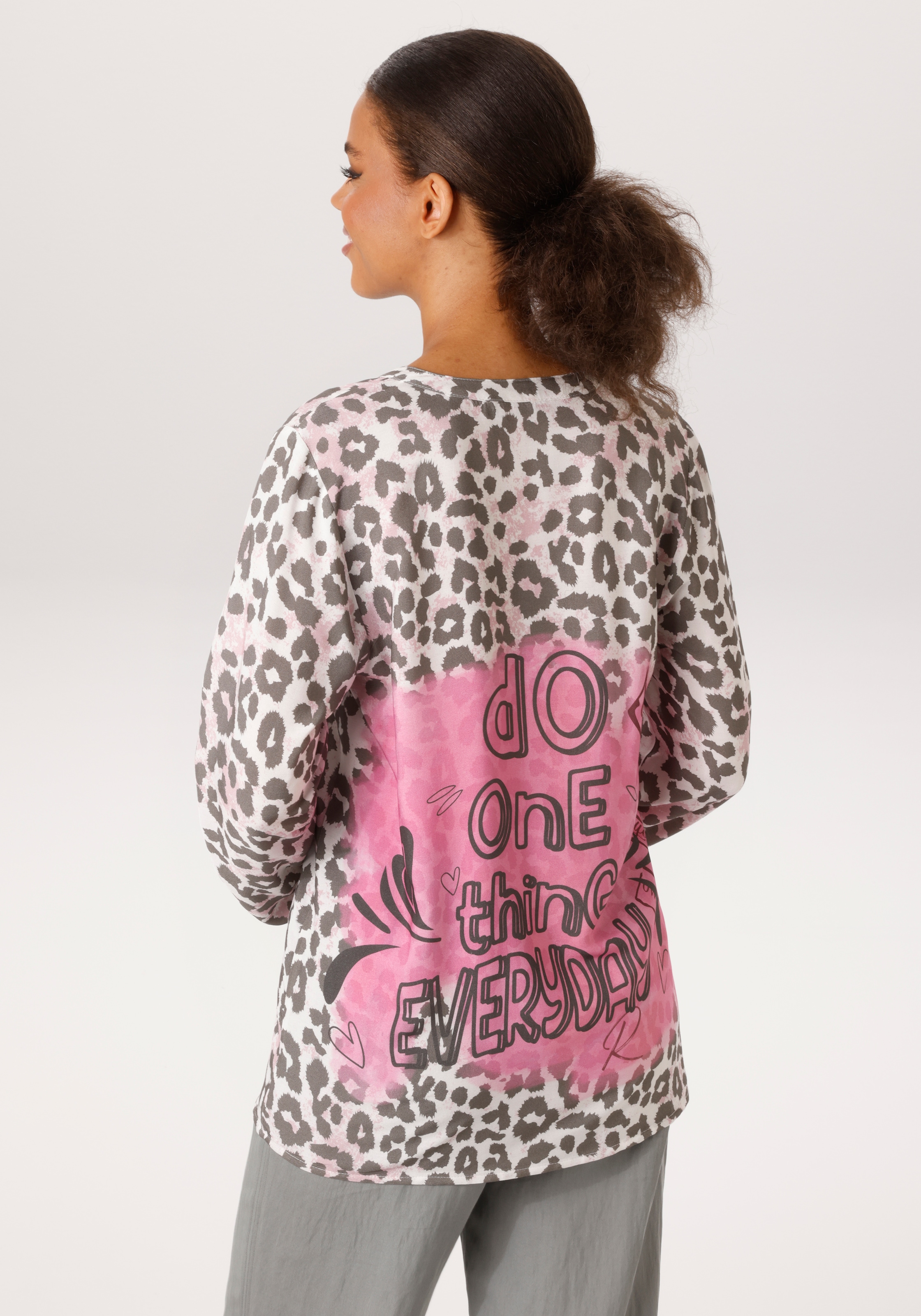Aniston CASUAL Schlupfbluse mit Statement-Schriftzügen und coolen Leoprint - NEUE KOLLEKTION
