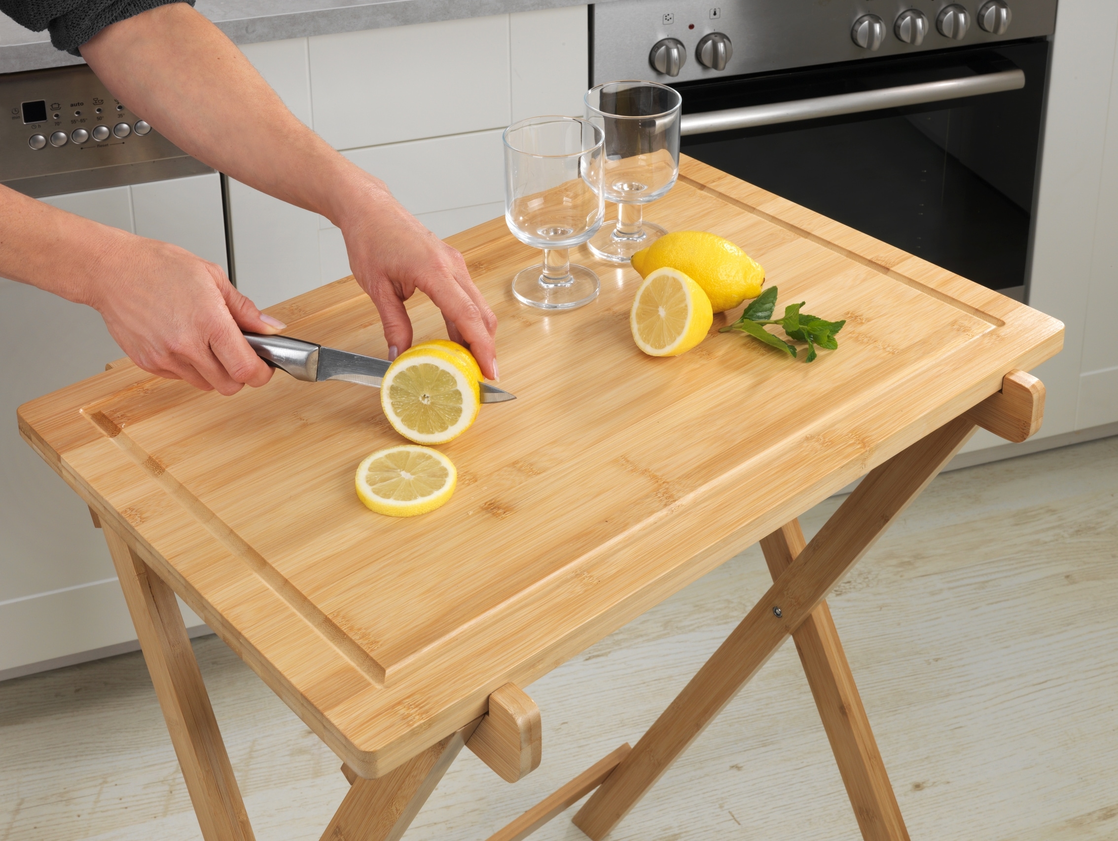 WENKO Klapptisch »Modell Lugo«, Beistelltisch mit Schneideplatte und abnehmbarem Tablett, Bambus