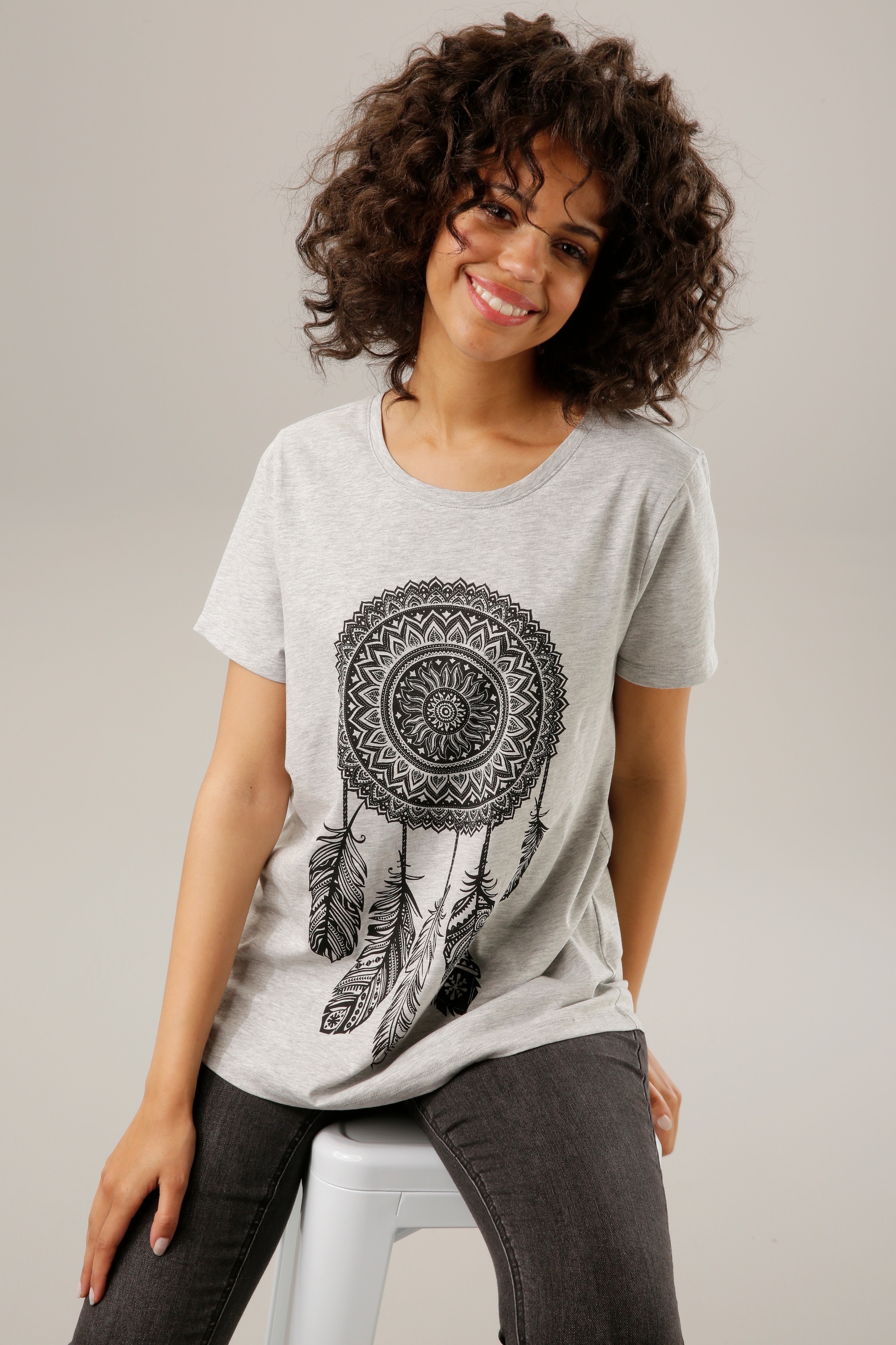 Mandala-Front-Druck BAUR - Friday KOLLEKTION NEUE Aniston T-Shirt, mit | CASUAL verträumten Black