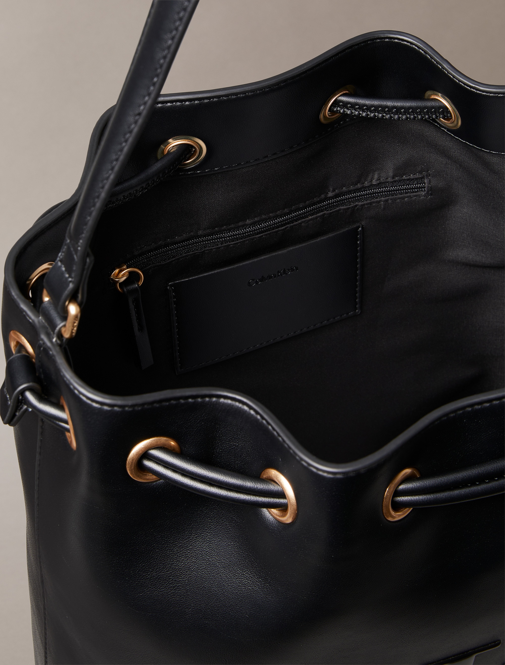 Calvin Klein Beuteltasche »RAISED CK LARGE BUCKET BAG«, Henkeltasche, Damen Handtasche mit großem CK-Logo