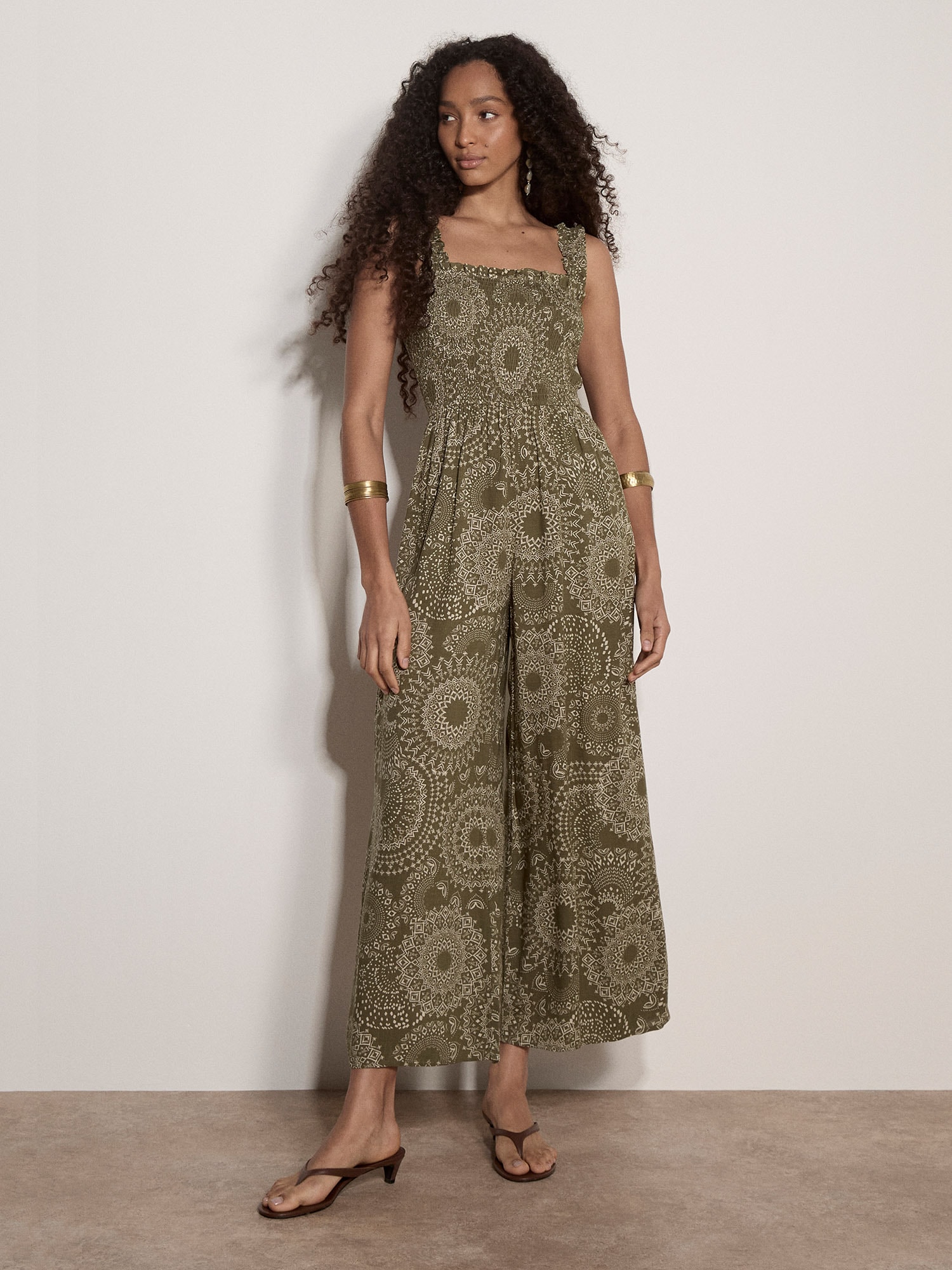 Apricot Jumpsuit "Gemusterter Jumpsuit mit gerafftem Bein" mit Smokdetails