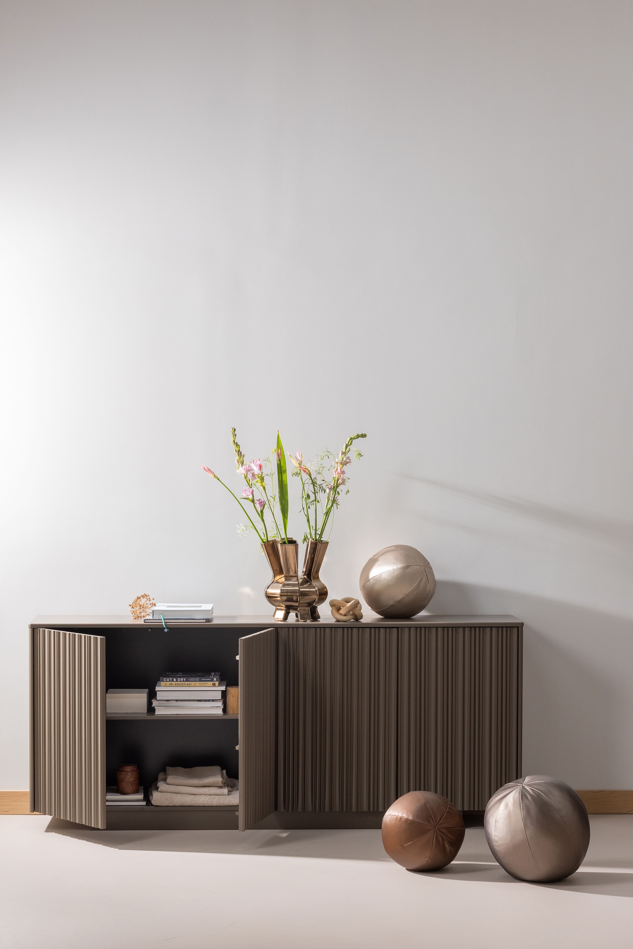 WOOOD Sideboard »Nova mit FSC®-Mix Massivkiefer und Dämpfung Funktion 200 x 40 x 85 cm« Tragkraft 15 kg pro boden, sichtbare Maserung, einfach zu montieren