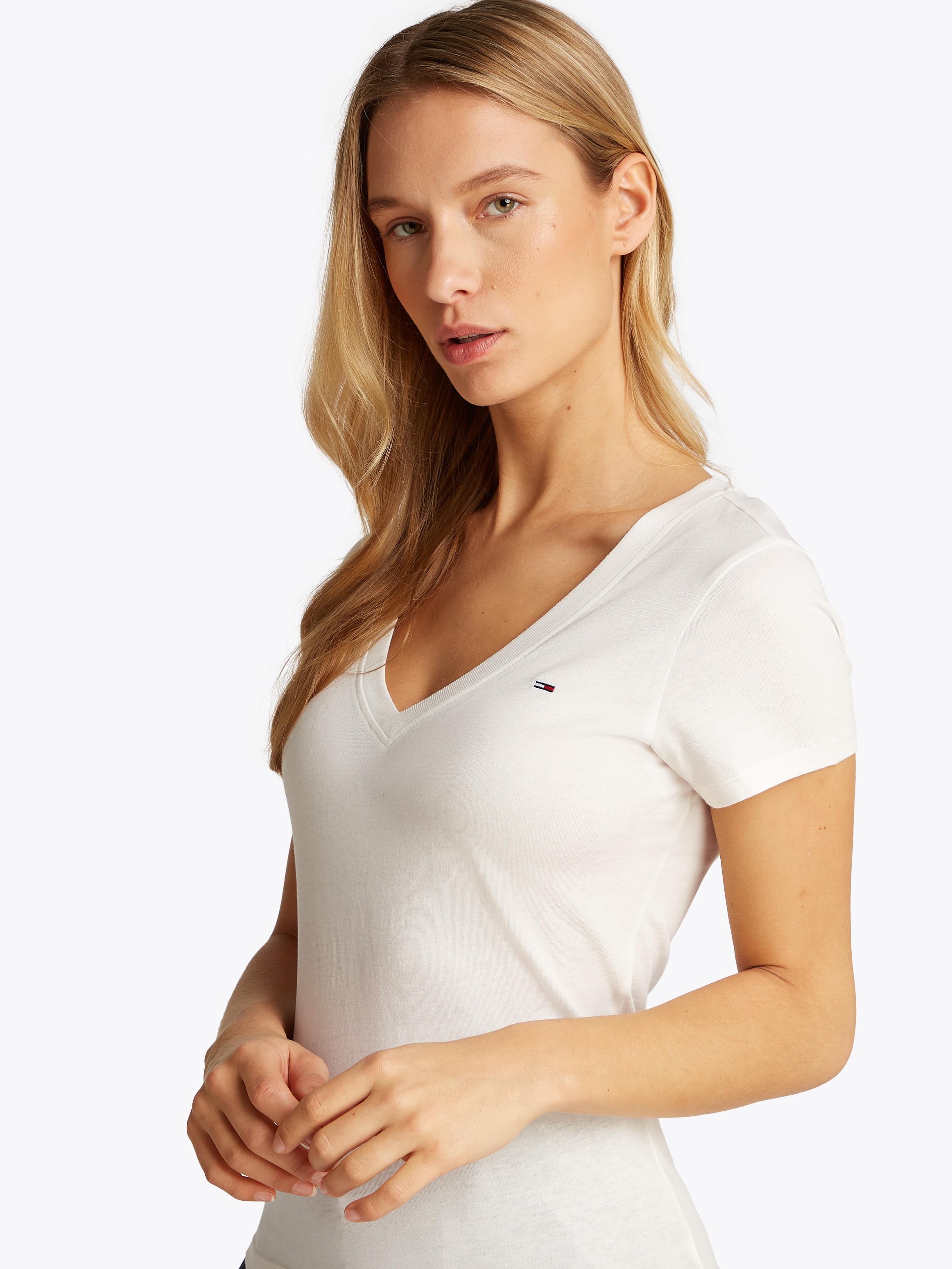 Tommy Jeans T-Shirt »TJW 2PACK V-NECK TEE«, (Packung, 2 tlg., 2-er Pack), mit Logostickerei
