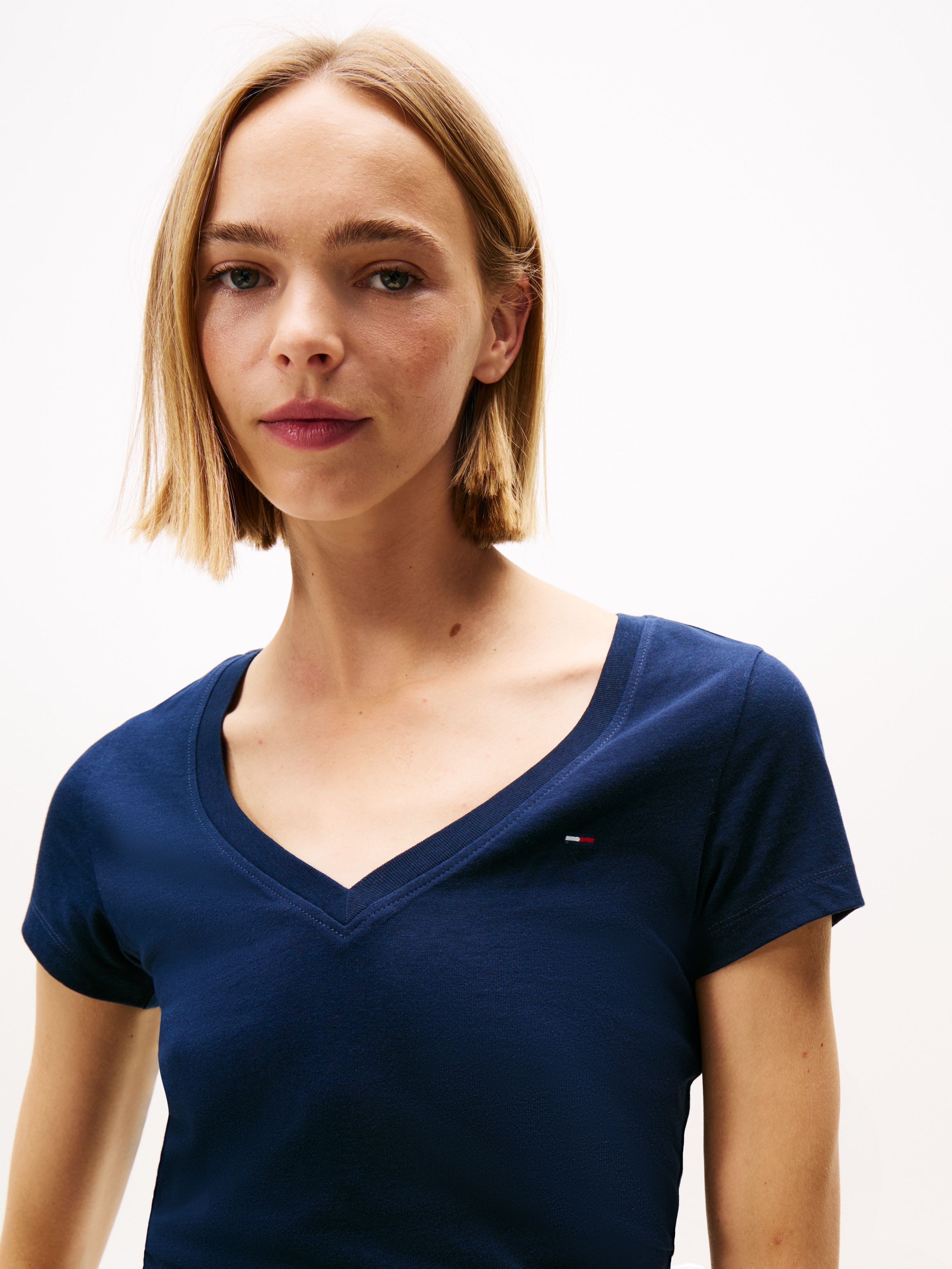 Tommy Jeans T-Shirt »TJW 2PACK V-NECK TEE« Packung, 2-er Pack, 2 Stk. aus reinem Baumwoll-Jersey, Logostickerei
