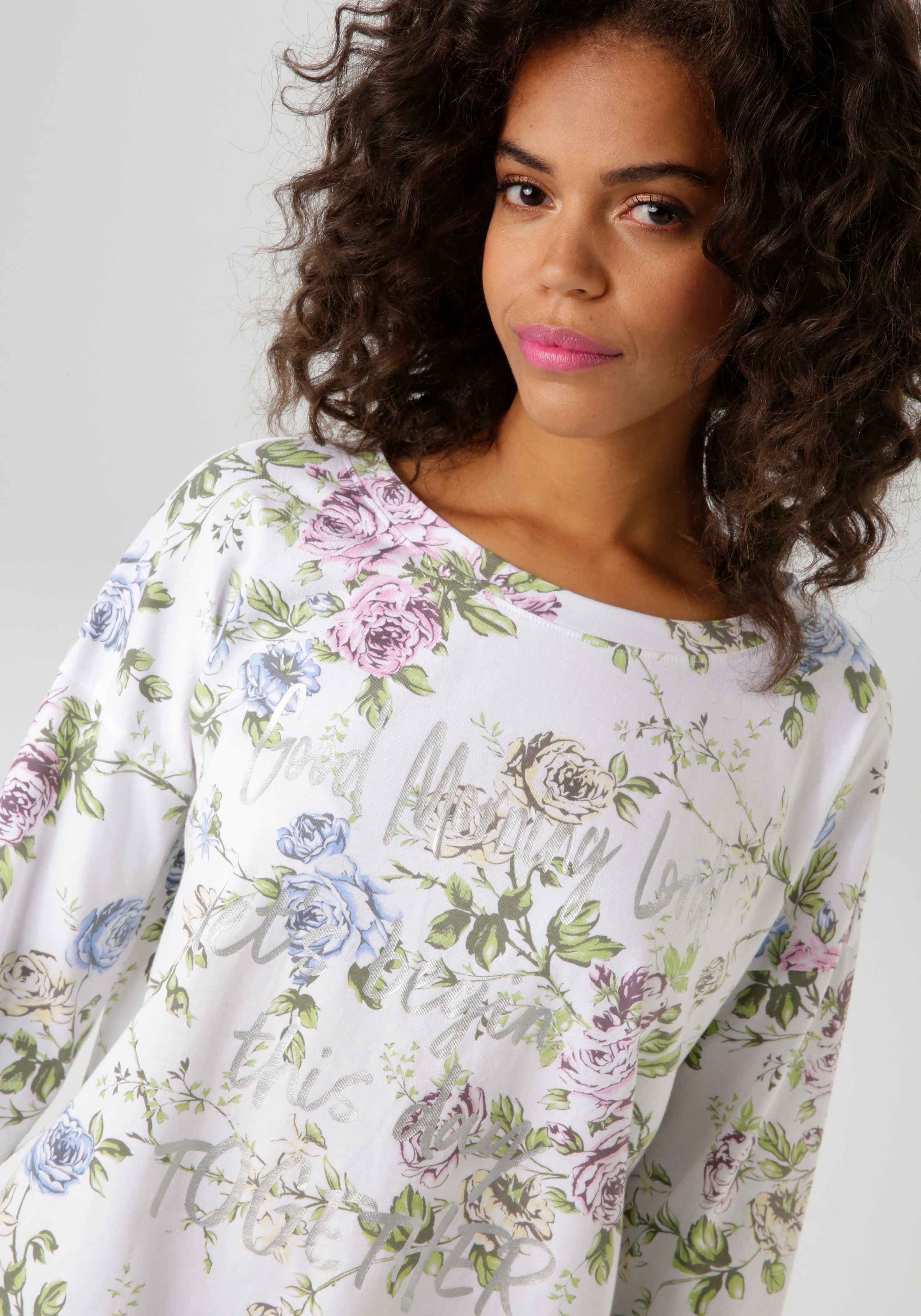 Thumbnail - Aniston CASUAL Langarmshirt, mit silberfarbenen Schriftzug verzierter Rosendruck