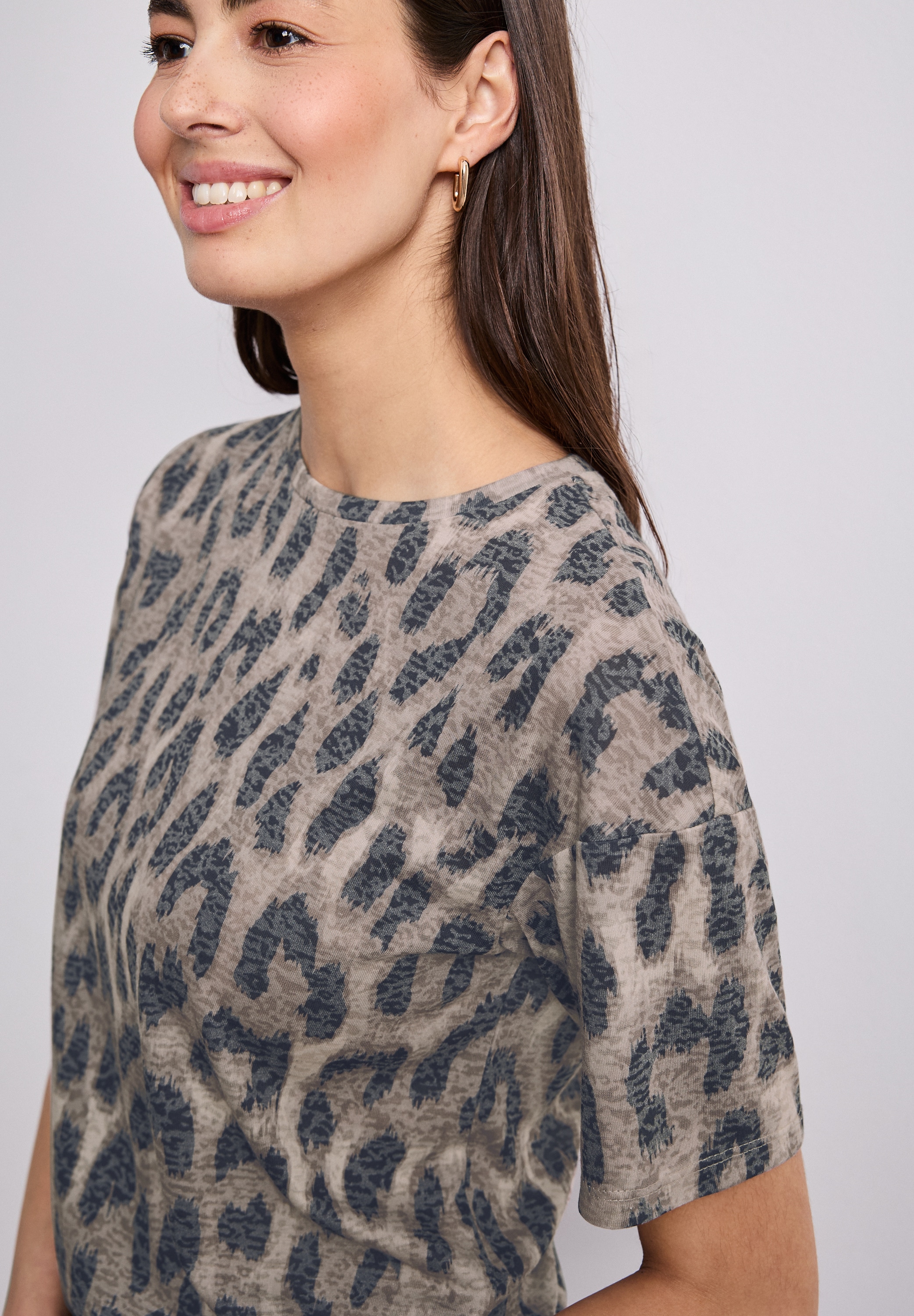 STREET ONE Kurzarmshirt Sommershirt im Ausbrenner-und Leo-Look