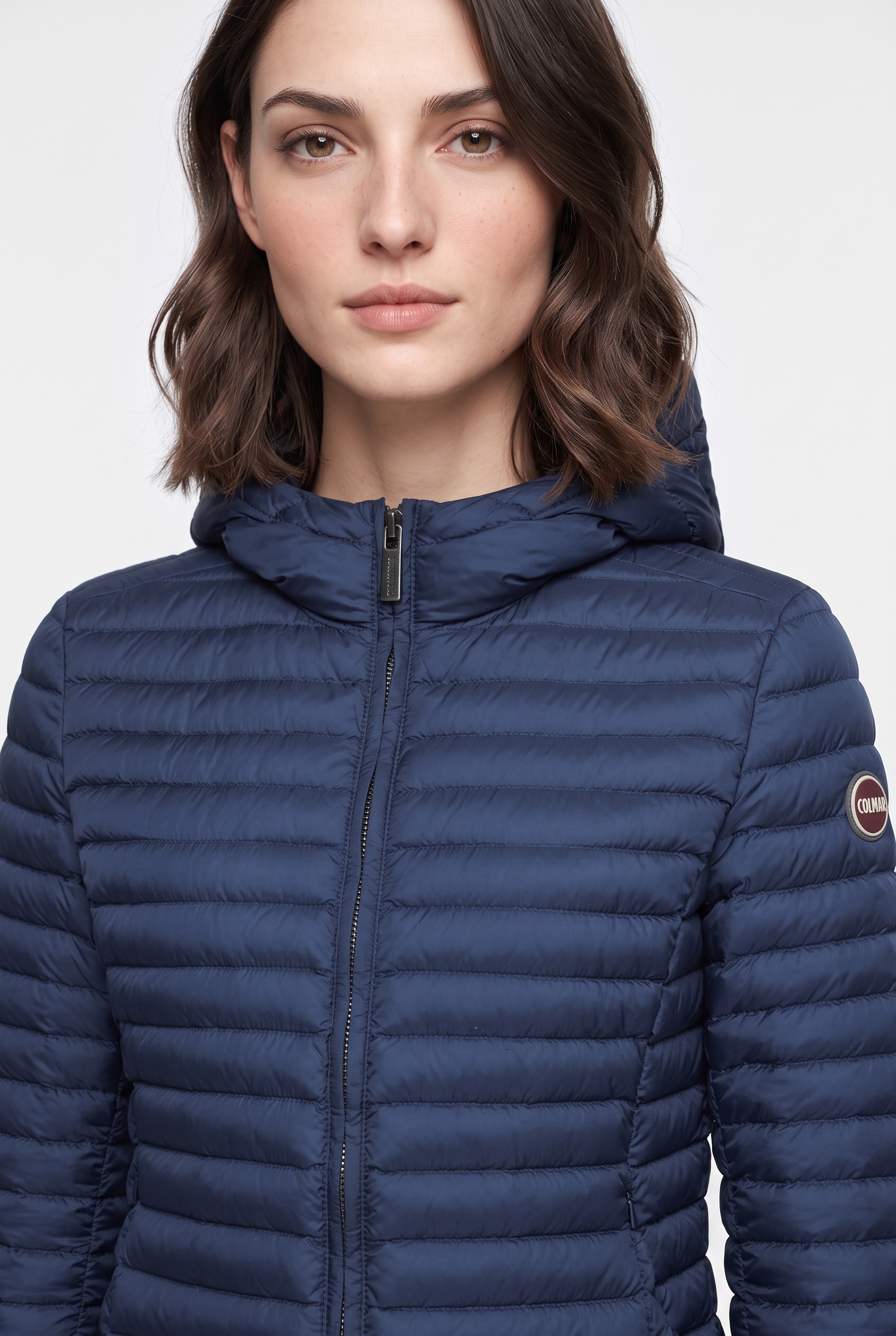 Colmar Leichtdaunenjacke mit Kapuze leicht taillierte Passform, Zwei-Wege-Reißverschluss, feste Kapuze