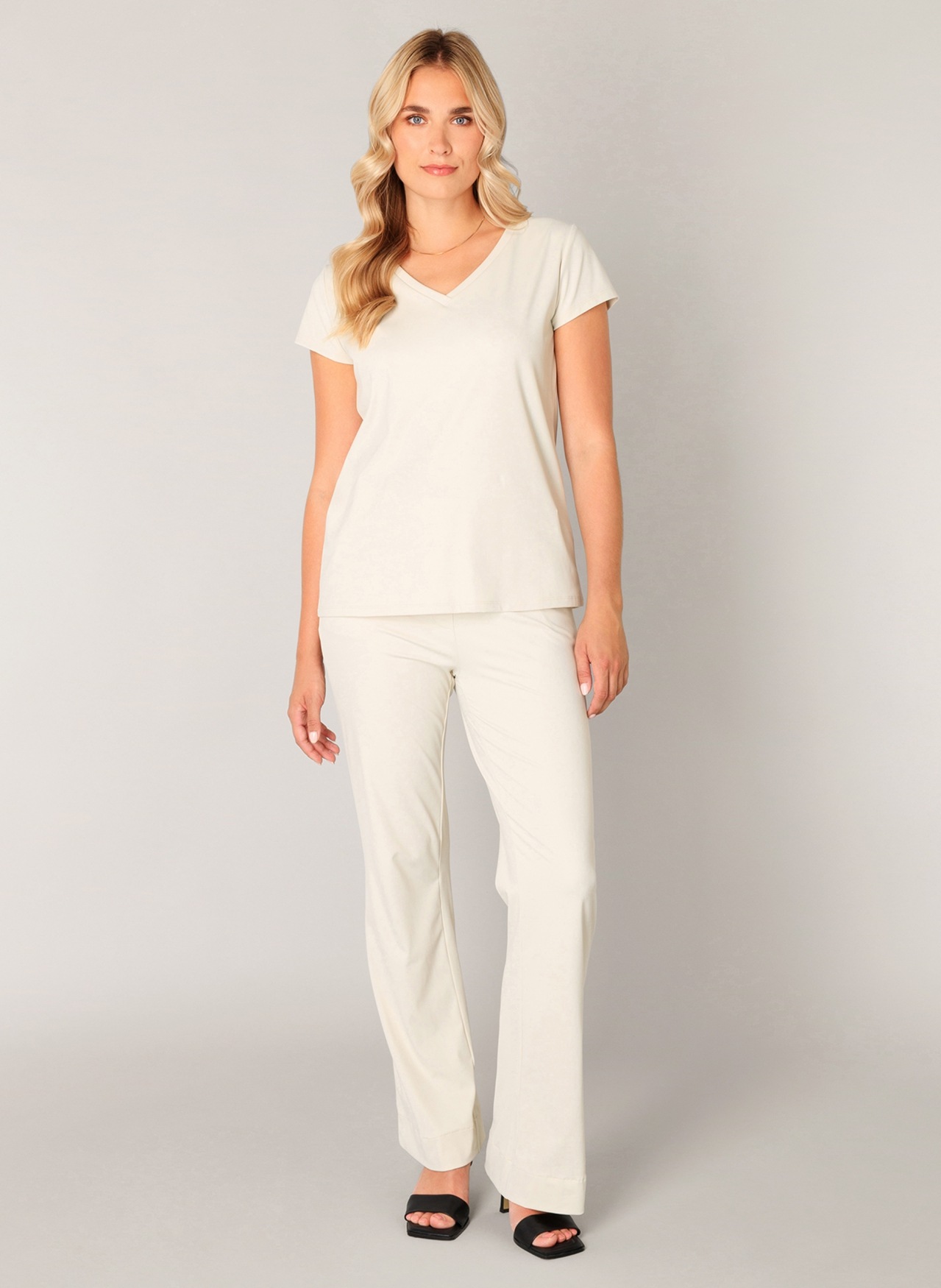 Thumbnail - Base Level T-Shirt "Tilly" mit V-Ausschnitt