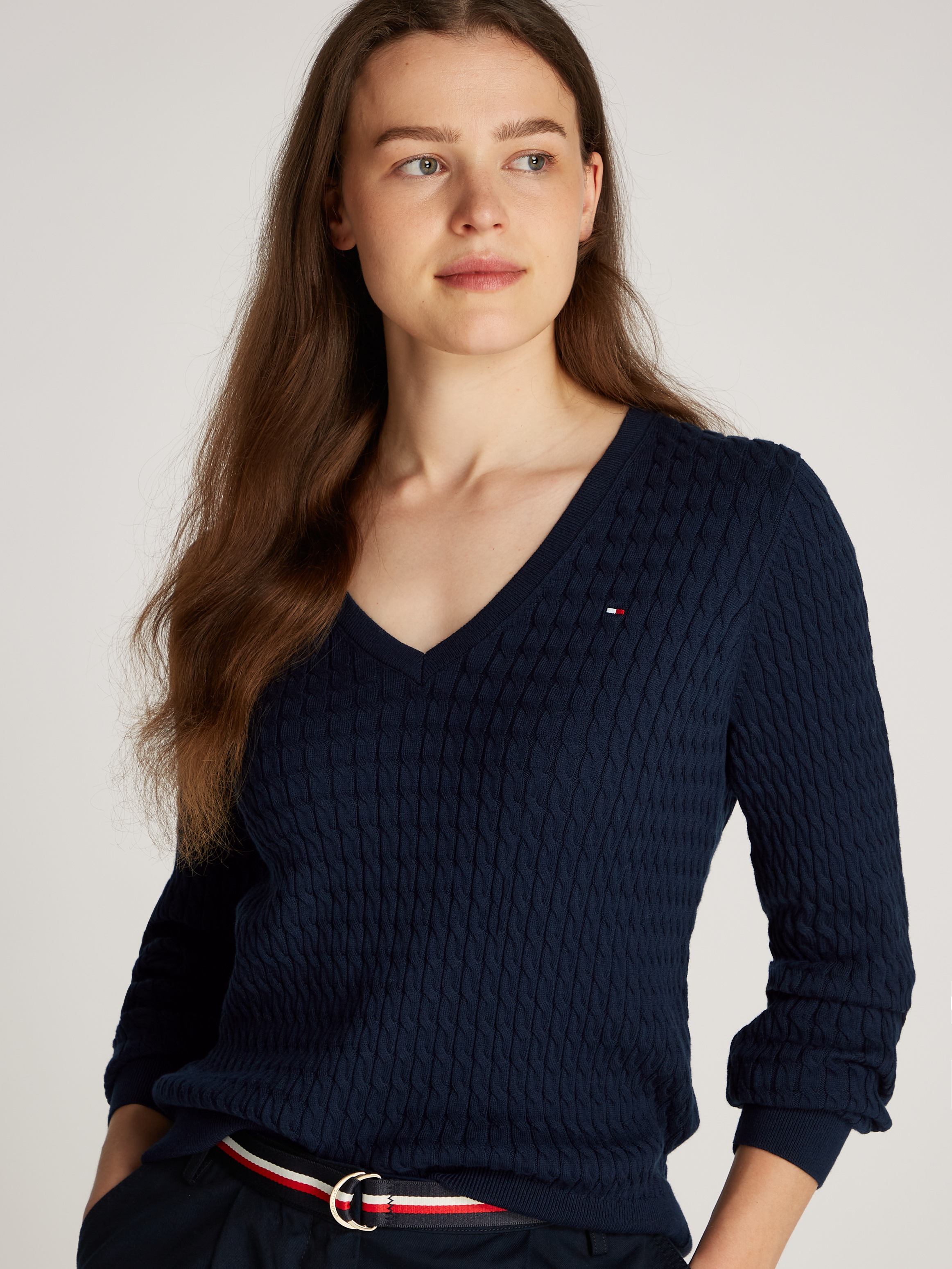 Tommy Hilfiger V-Ausschnitt-Pullover »CO CABLE V-NK LS SWT«, mit Zopfmuster, Logostickerei