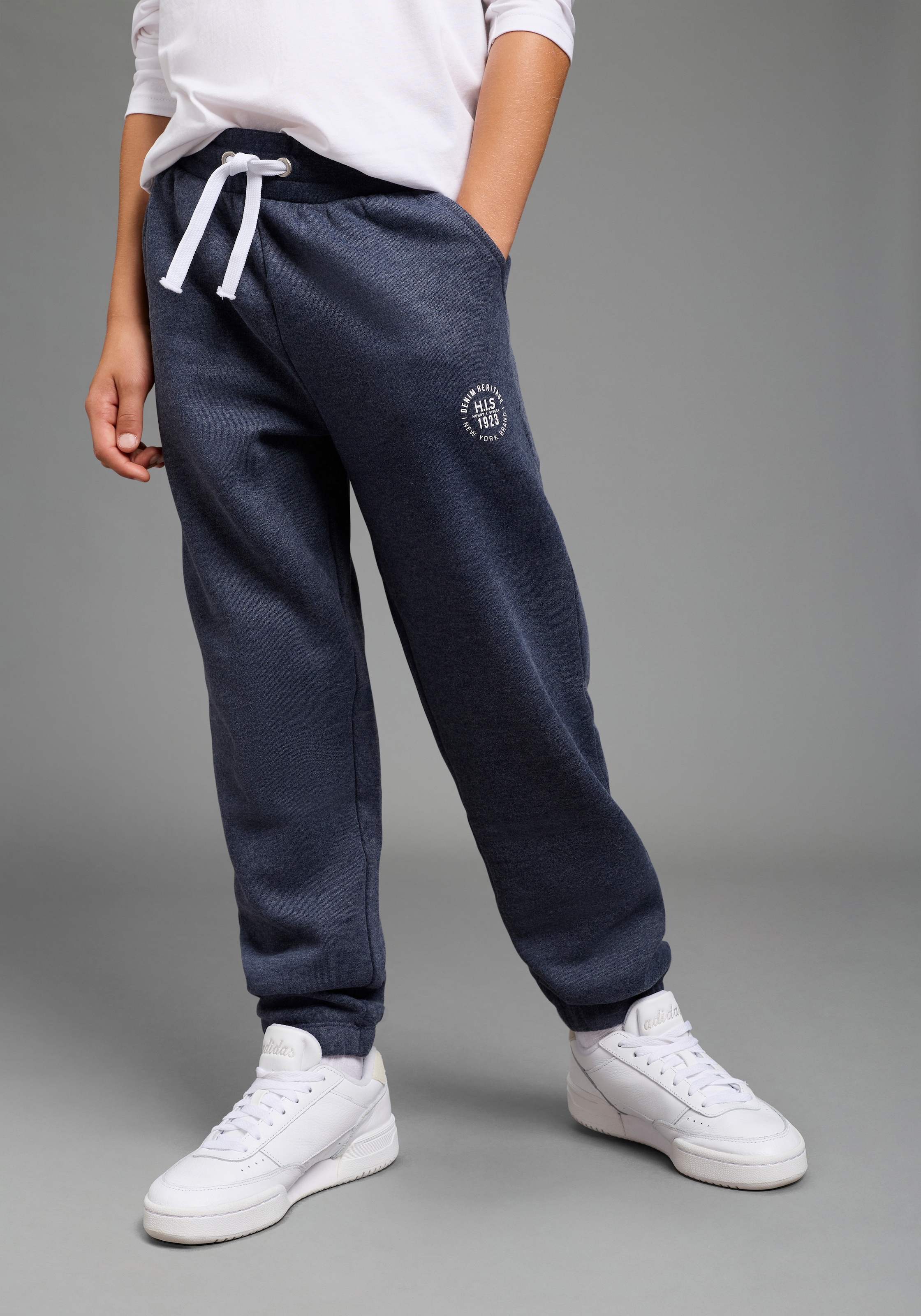 H.I.S Sweathose "H.I.S Basic Sweatshose, Jogginghose für Jungen" Für TEENS. Sweathose mit kleinem Badge