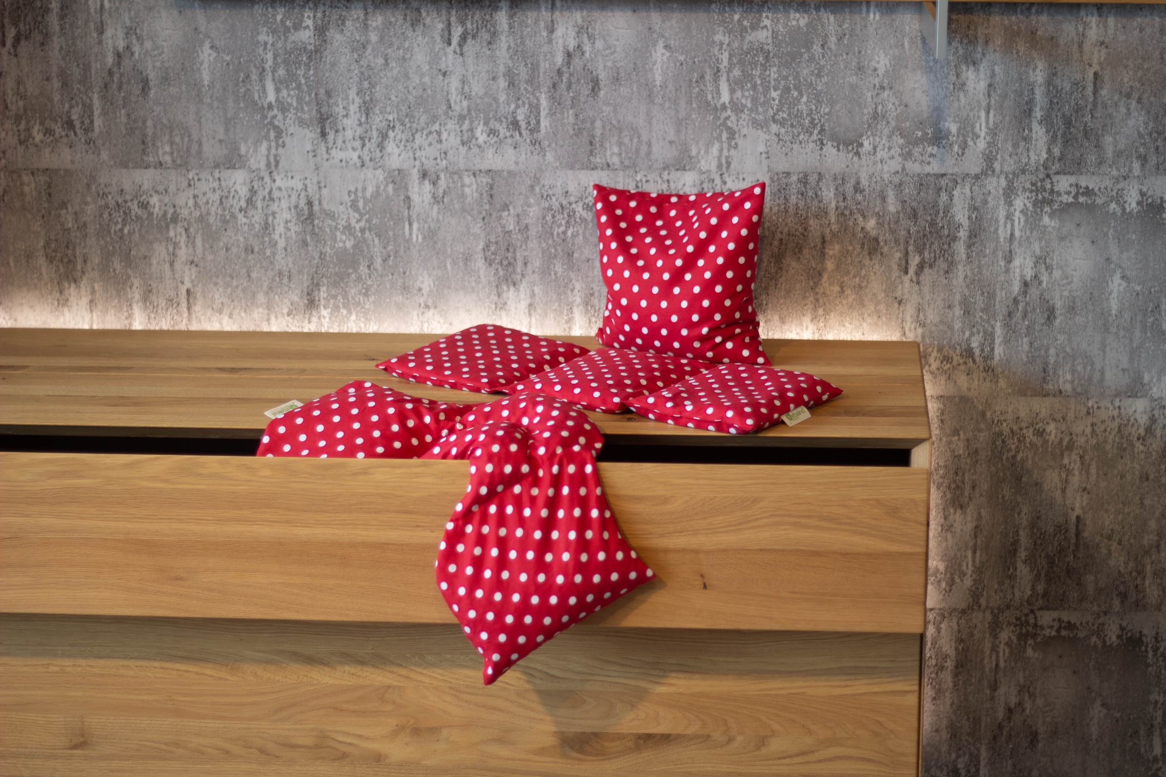 herbalind Wärmekissen "4-Kammer-Schulterkissen, Kirschkerne Tupfen Rot" auc günstig online kaufen