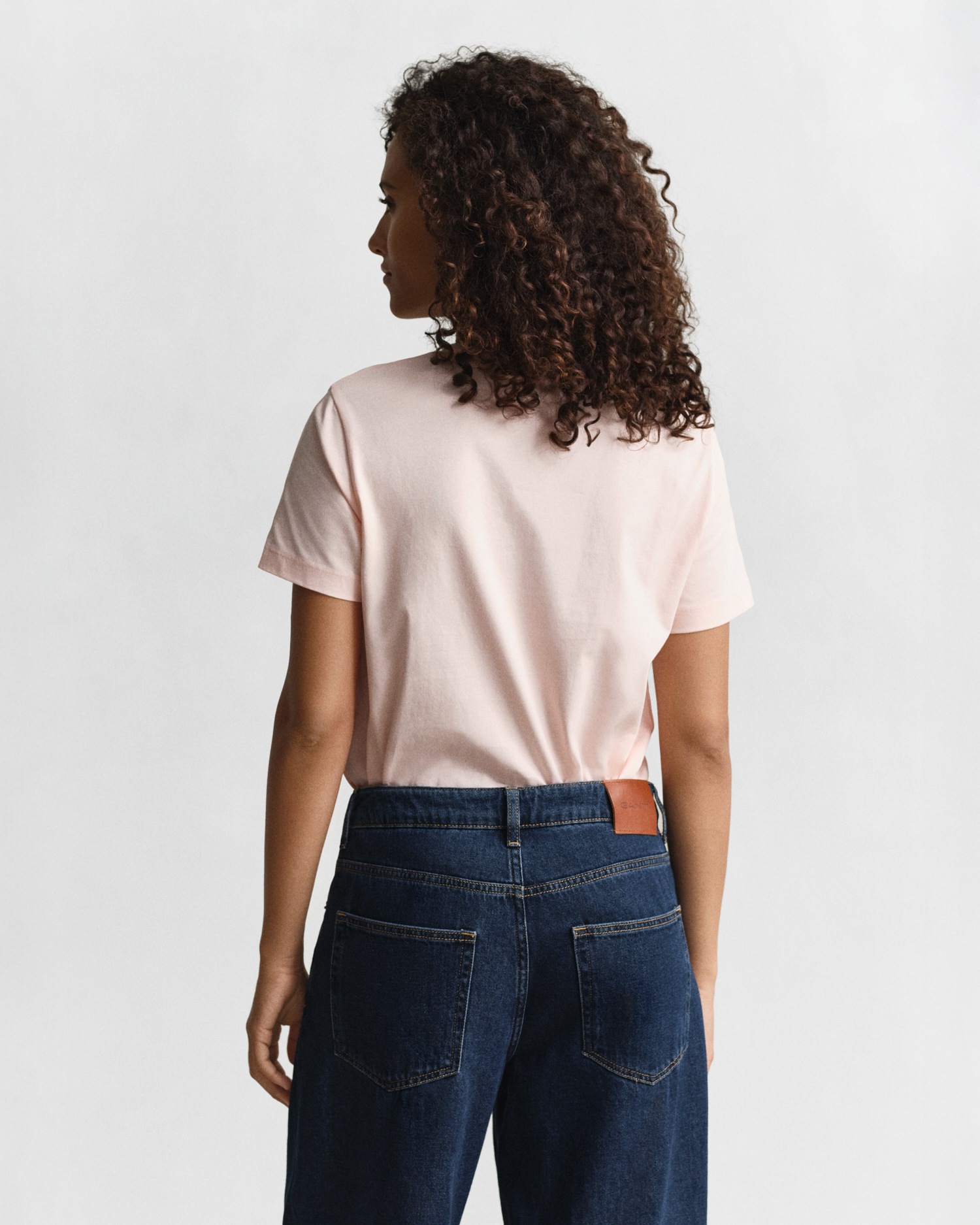 Gant T-Shirt "REG SHIELD KA T-SHIRT" mit einer kleinen aufgestickten Wappen günstig online kaufen