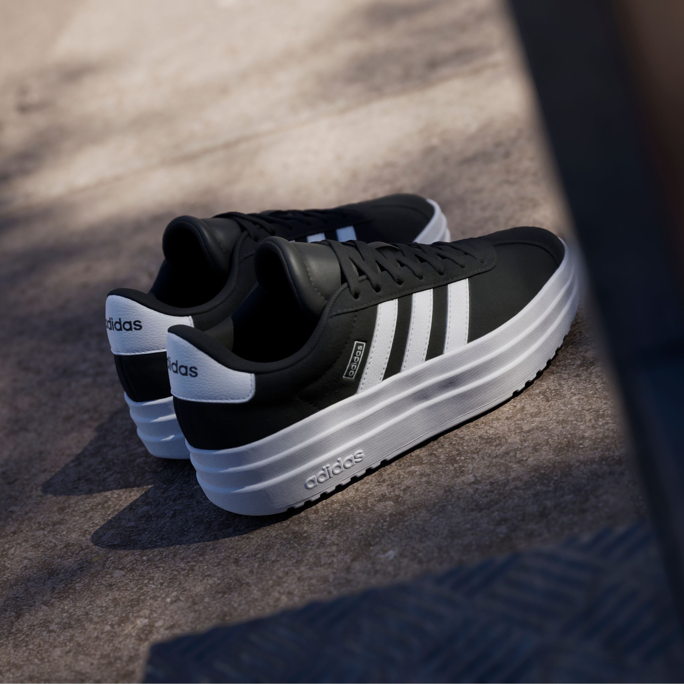 adidas Sportswear Plateausneaker »VL COURT BOLD LIFESTYLE KIDS«, Design auf den Spuren des adidas Gazelle Bold