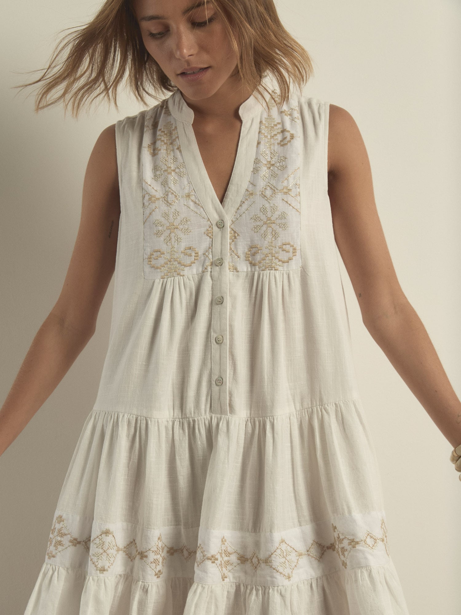 Apricot Minikleid »Apricot Ärmelloses Stufenkleid mit Stickerei-Details«