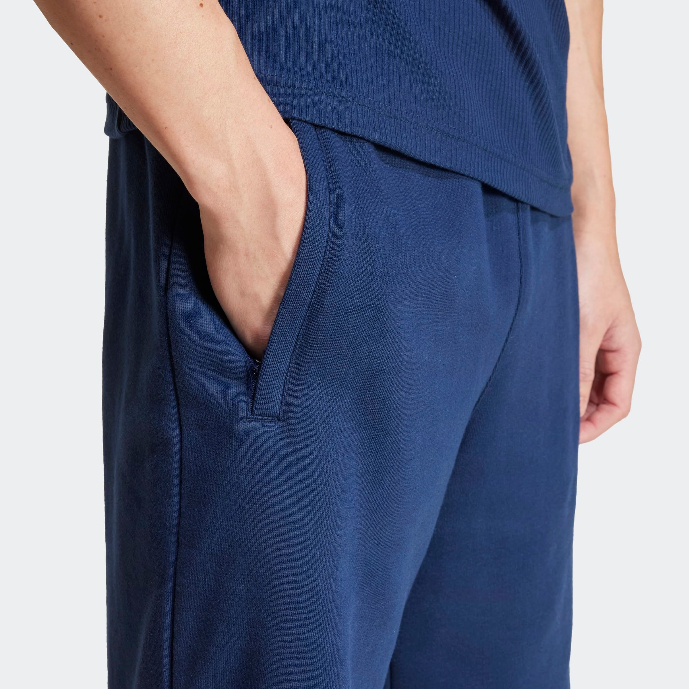 adidas Originals Shorts »ESS SHO«, (1 tlg.), Essential Sweat Shorts mit Logo, aus weichem French-Terry Material