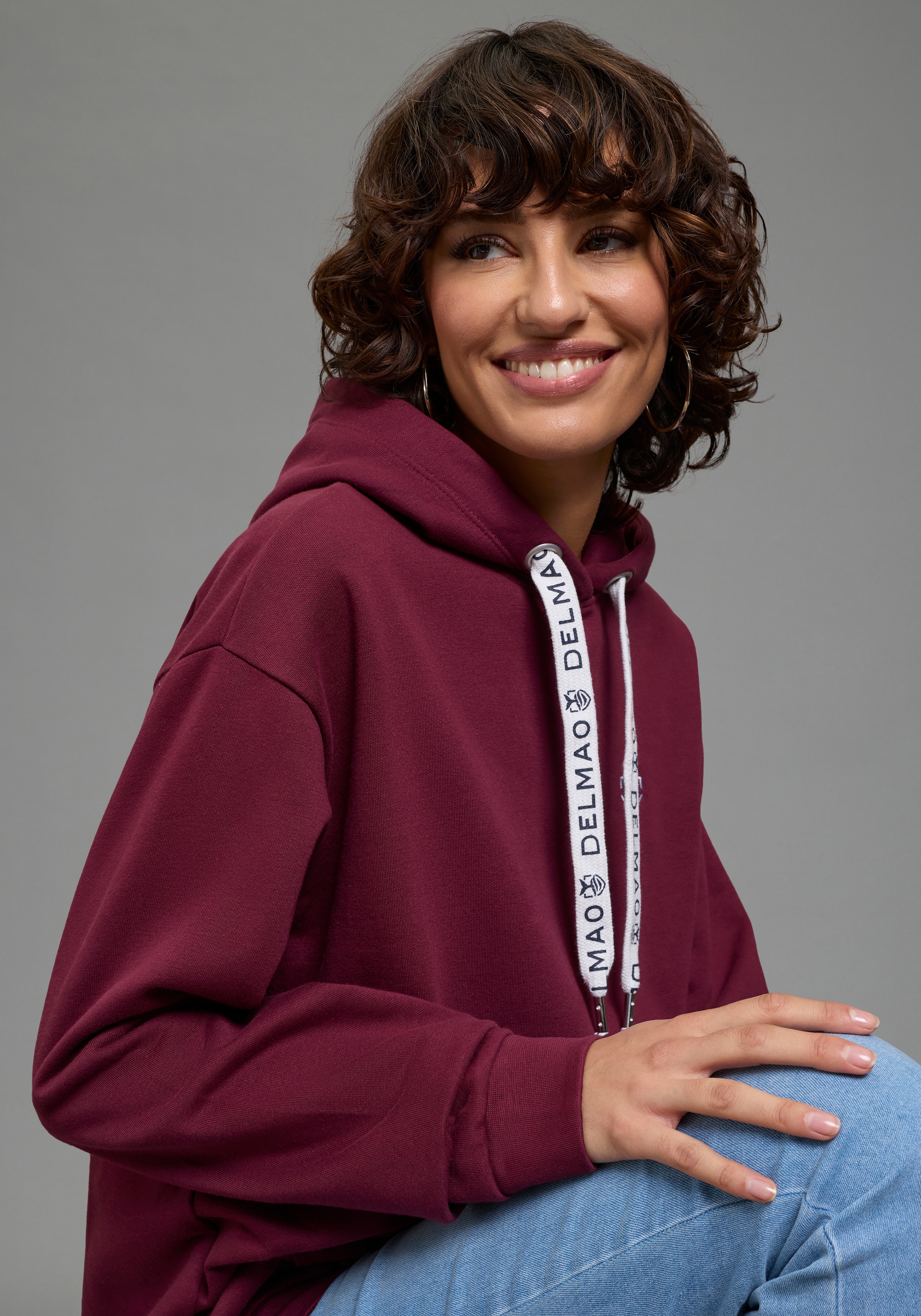 DELMAO Kapuzensweatshirt , Weiche Baumwollmischung mit Kängurutasche und bedruckter Kordel
