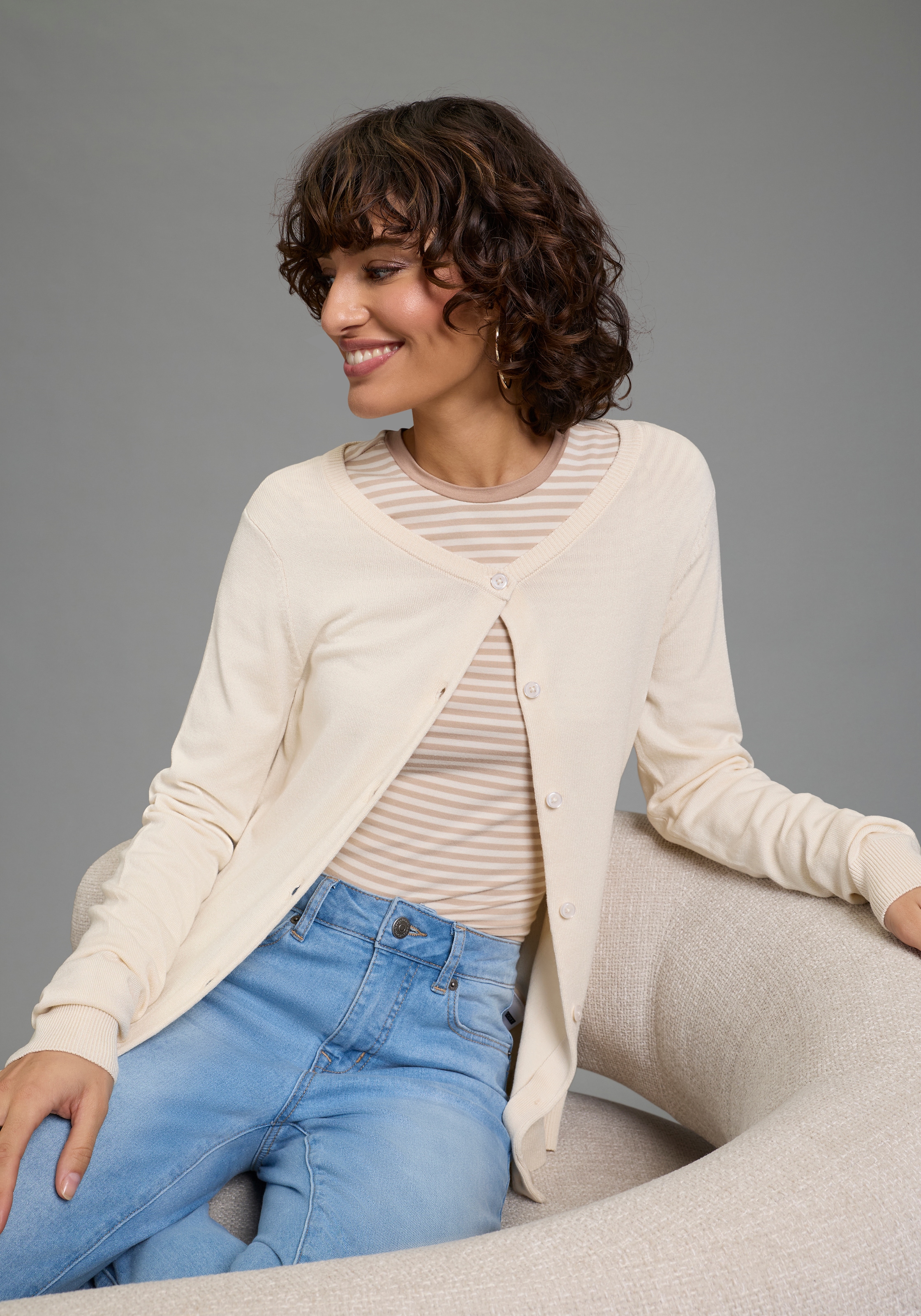 Laura Scott Strickjacke Feinstrick in Basic Fit mit Rundhals und Knopfleist günstig online kaufen