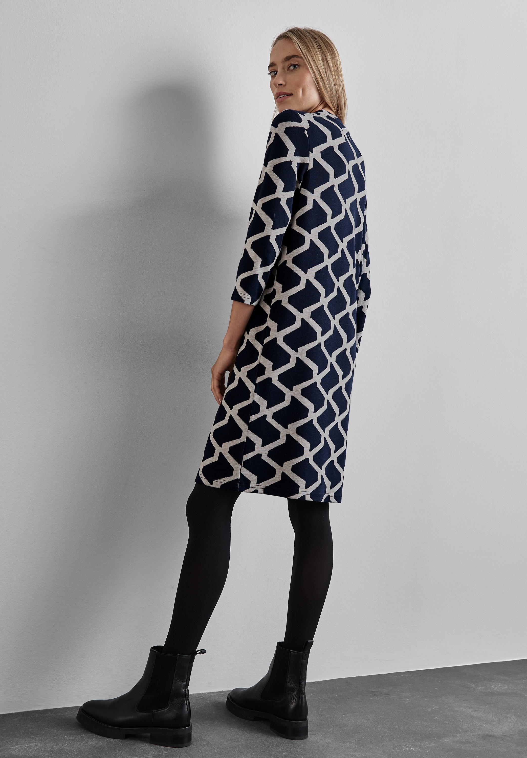 STREET ONE Sweatkleid, mit grafischem Muster