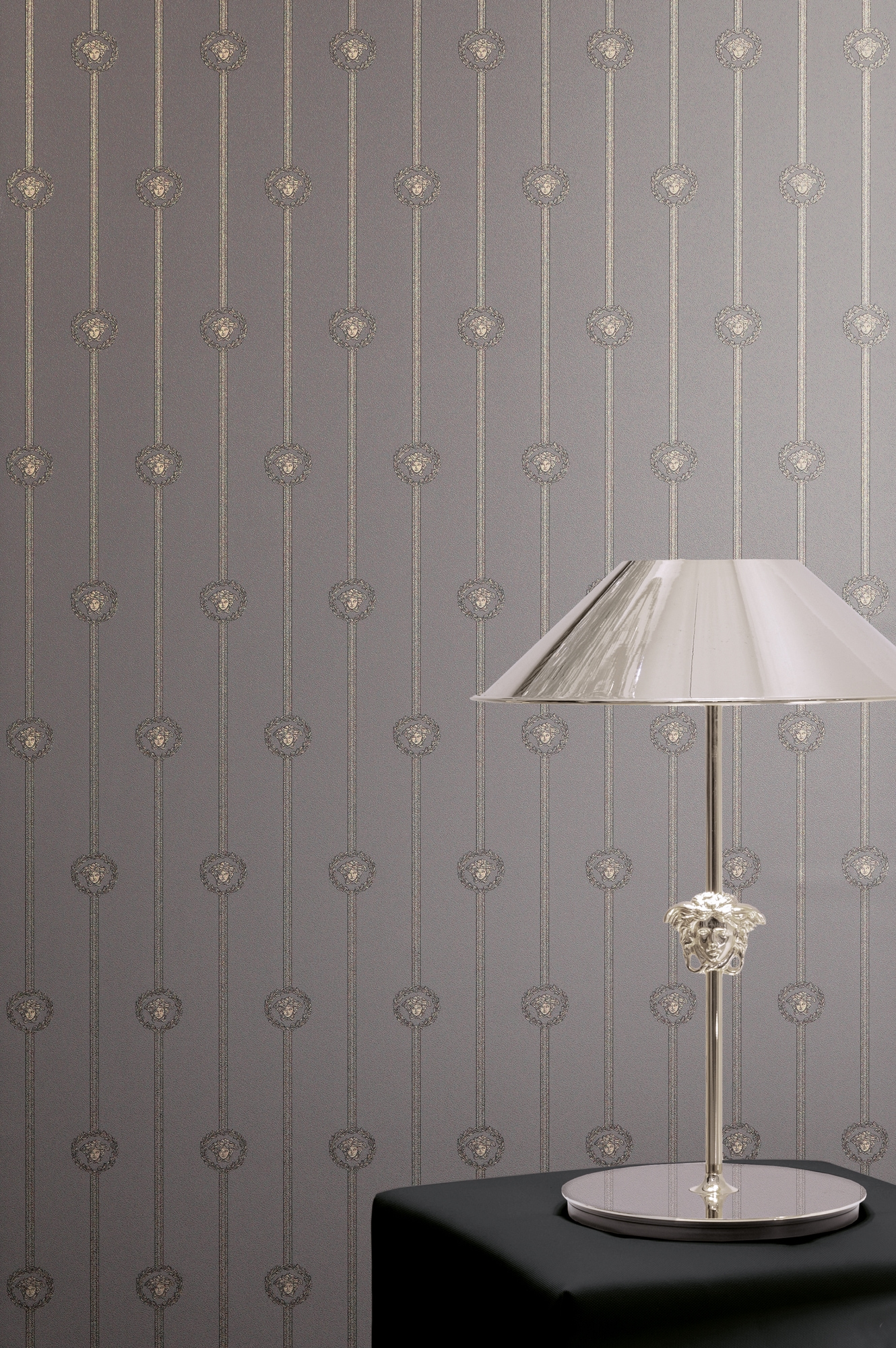 Versace Vliestapete »Versace 6 I Love Baroque –« 3D-Optik | Barock | Motiv geprägt Elegantes Streifendesign mit ikonischen Medaillons & feinem Glanz