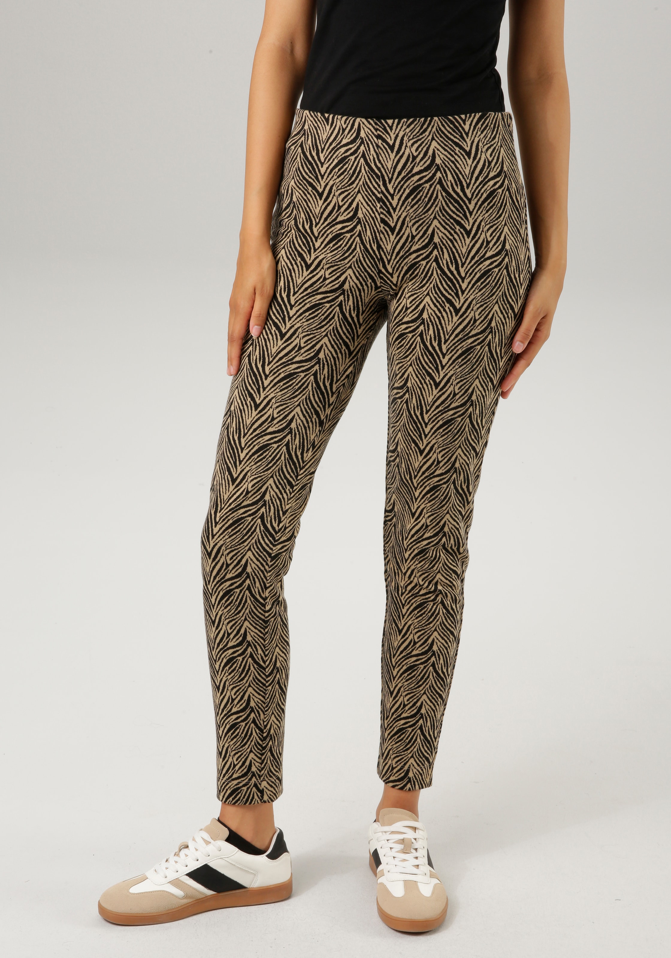 Aniston CASUAL Leggings, im Zebra-Look oder Karo-Dessin - chic sind beide