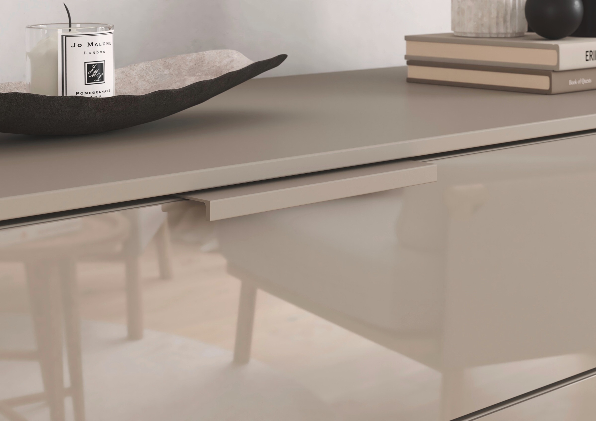 rauch Schubkastenkommode »Highboard Sideboard Kommode MONTCLAR Frontauswahl Dekor/Hochglanz/Glas« in 2 Breiten: 40 oder 80 cm / Höhe 100 cm, inkl. Soft-Close-Funktion,  mit 5 geräumigen Schubladen, viele Griffvarianten MADE IN GERMANY