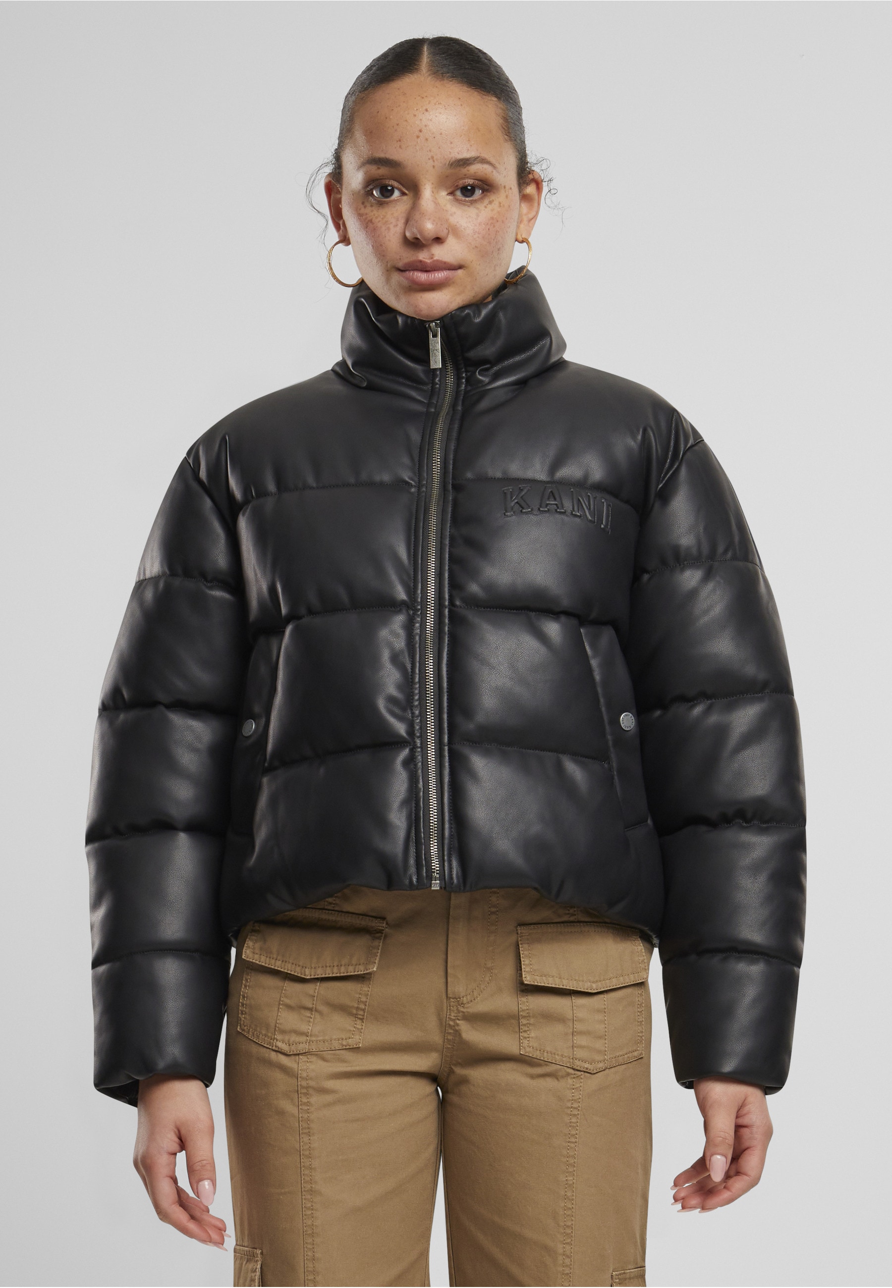 Karl Kani Winterjacke »Karl Kani Karl Kani Serif Crop PU Puffer Jacket« 1 Stk. tlg. ohne Kapuze
