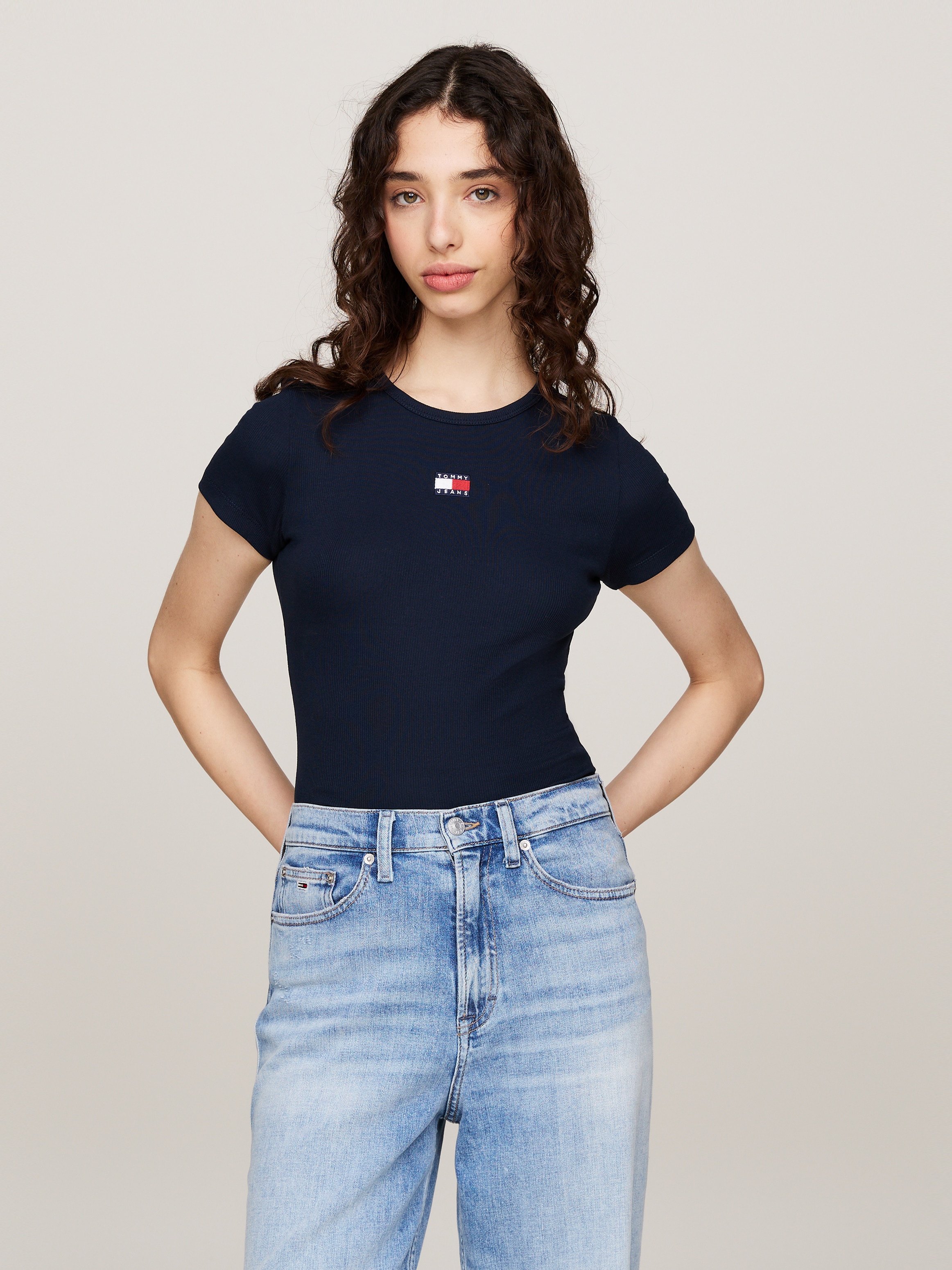 Tommy Jeans Rundhalsshirt "TJW SLIM BADGE RIB TEE", in Rippoptik, mit Logo-Stickerei