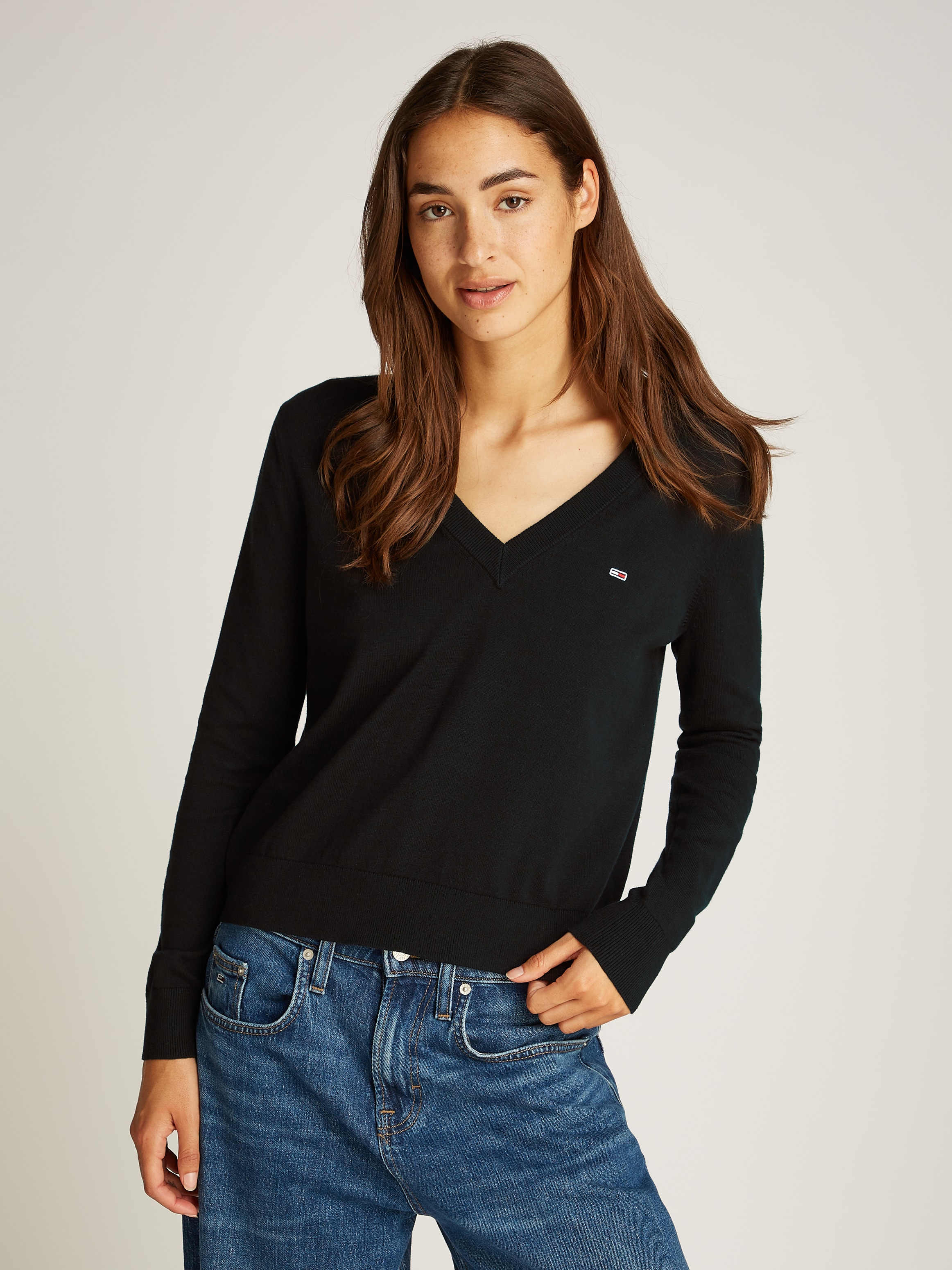 TOMMY JEANS V-Ausschnitt-Pullover »TJW ESSENTIAL VNECK SWEATER EXT«, mit Logostickerei