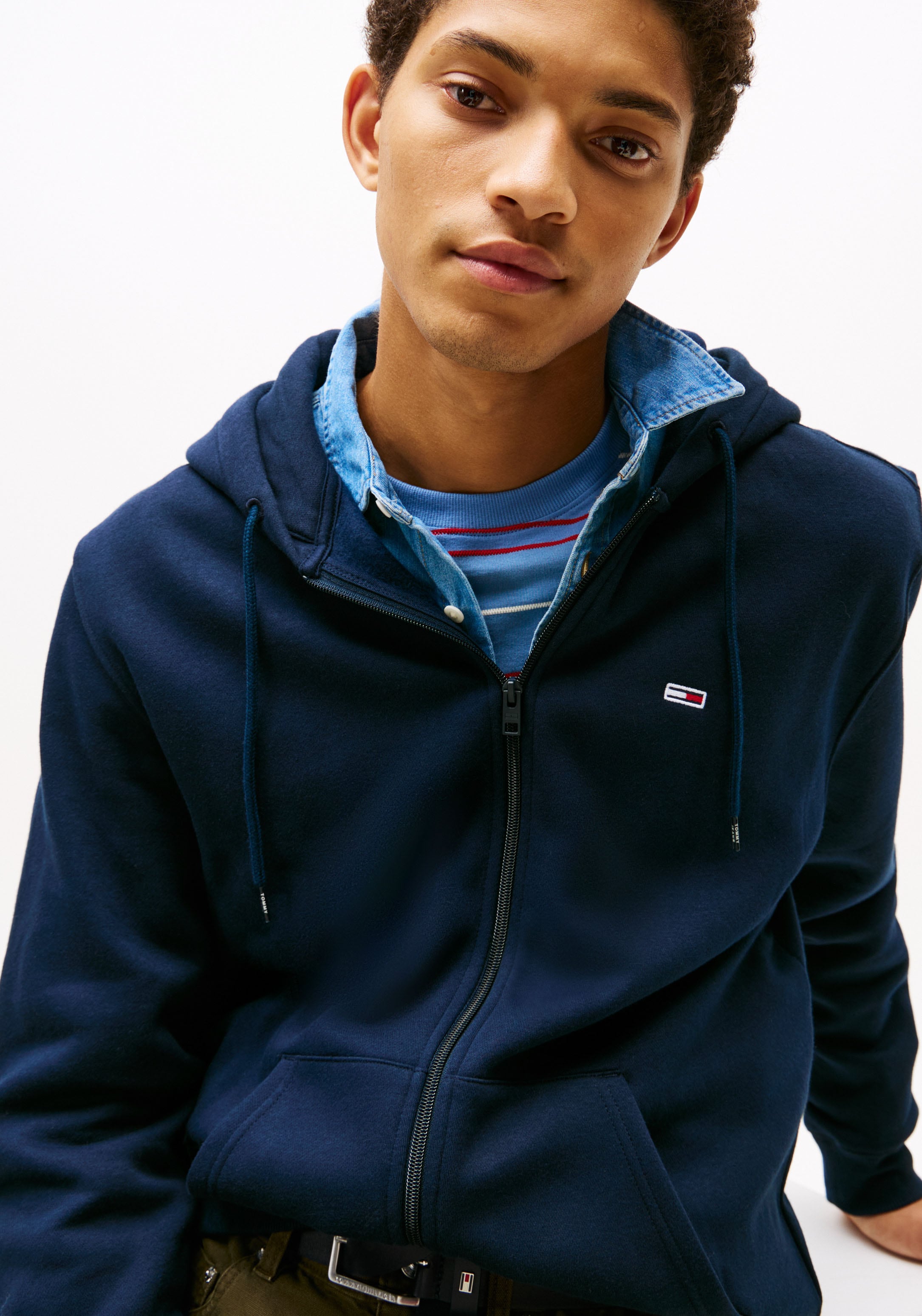 Tommy Jeans Sweatshirt »TJM REG S FLAG ZIP FLEECE THRU«, mit bestickten Markenlogo auf Brusthöhe