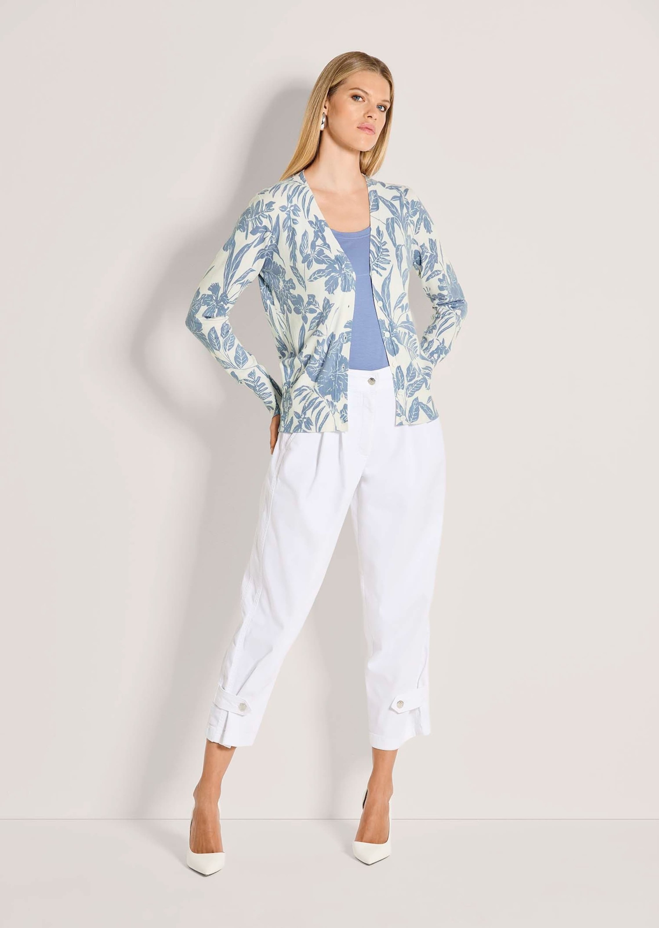 MADELEINE Strickjacke "Strickjacke Florale Feinstrickjacke mit V-Ausschnitt günstig online kaufen