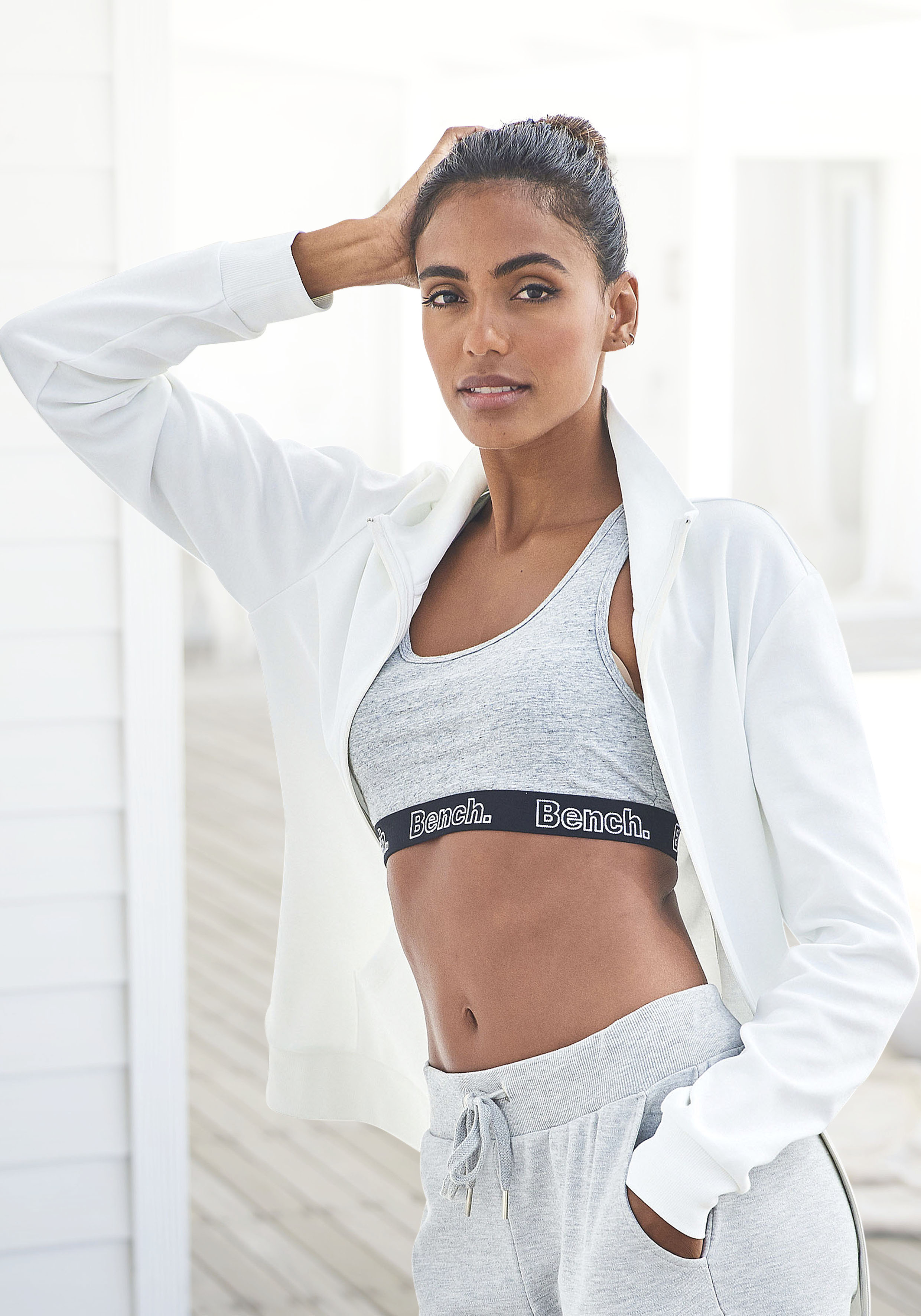 Bench. Loungewear Sweatjacke mit glänzender Logostickerei am Stehkragen, Loungewear