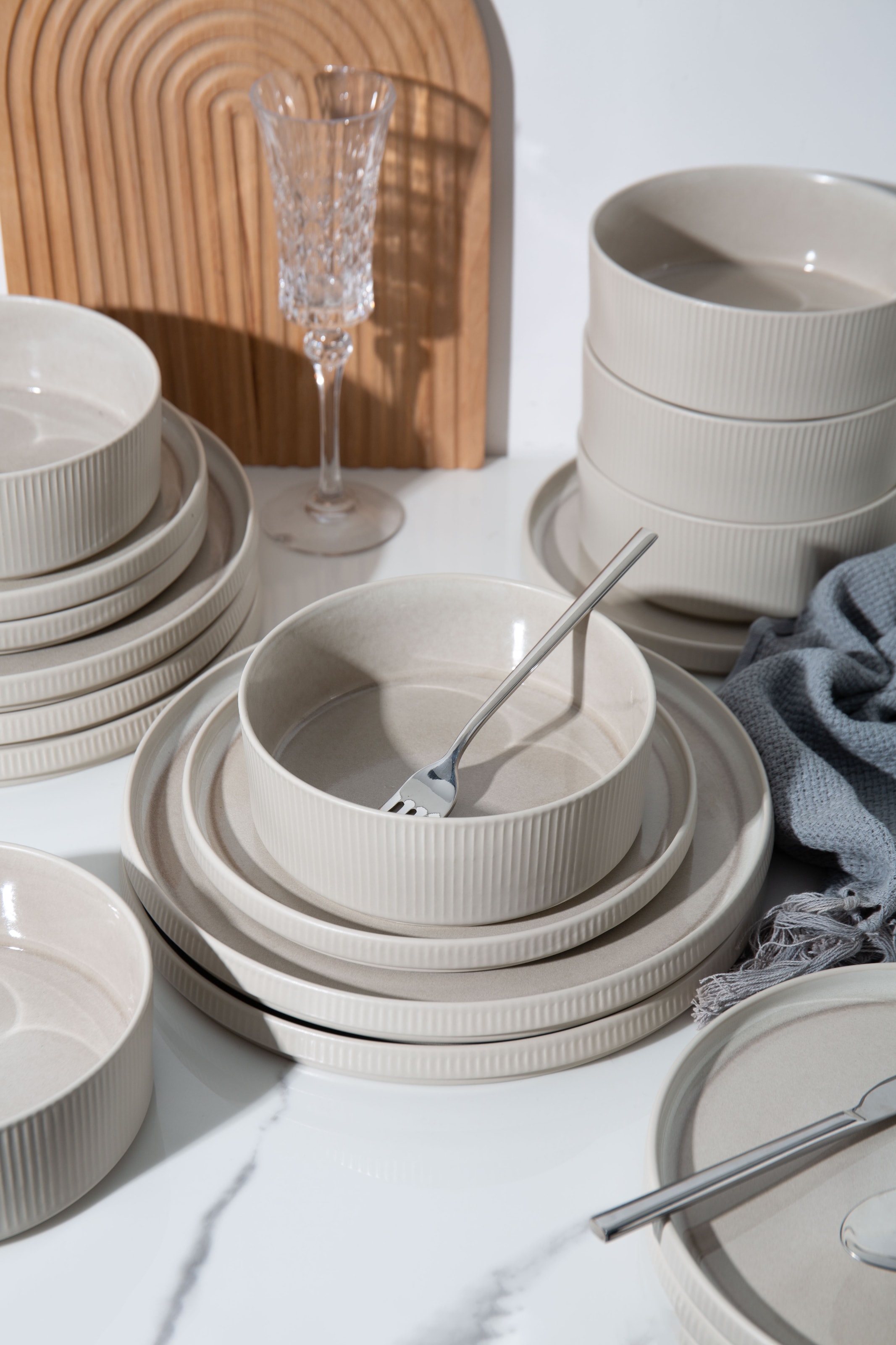 OTTO home Geschirr-Set »Ylvii, außen matt, innen reaktiv glasiert«, (Set, 18 tlg.), spülmaschinenfest und mikrowellengeeignet