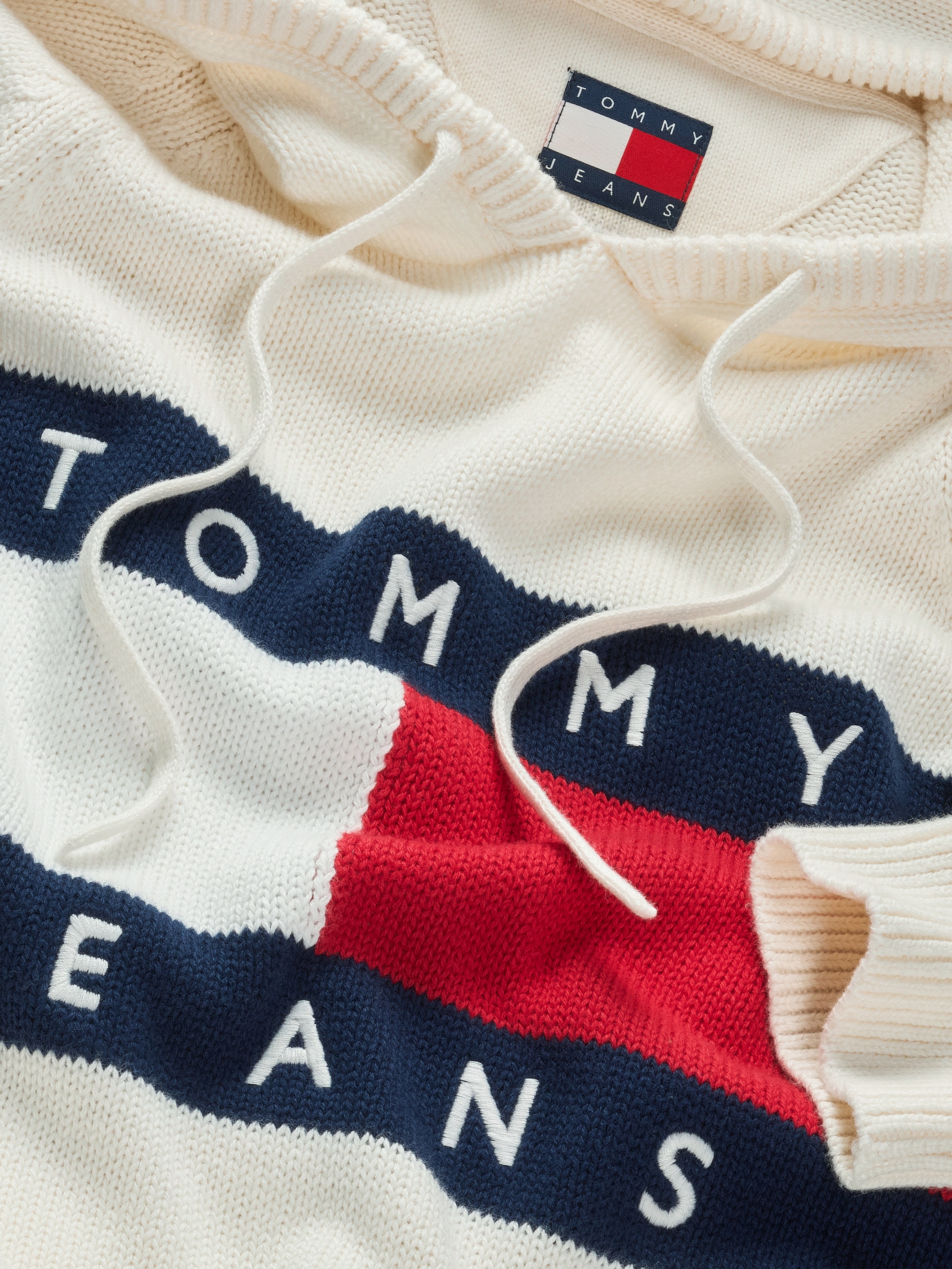 Tommy Jeans Strickkleid »TJW FLAG HOOD SWEATER DRESS EXT«, mit Logo-Flag