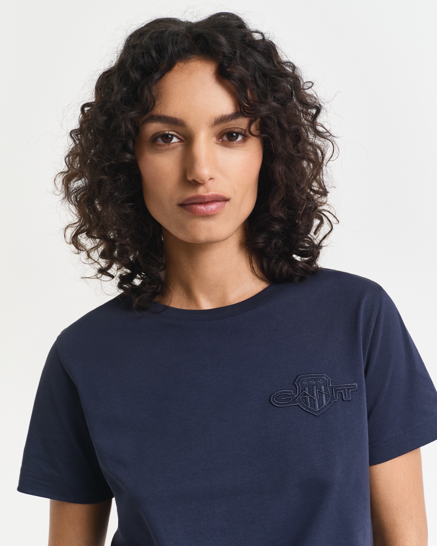Gant T-Shirt »REG TONAL SHIELD SS T-SHIRT«, Rundhals, Ton in Ton Stickerei