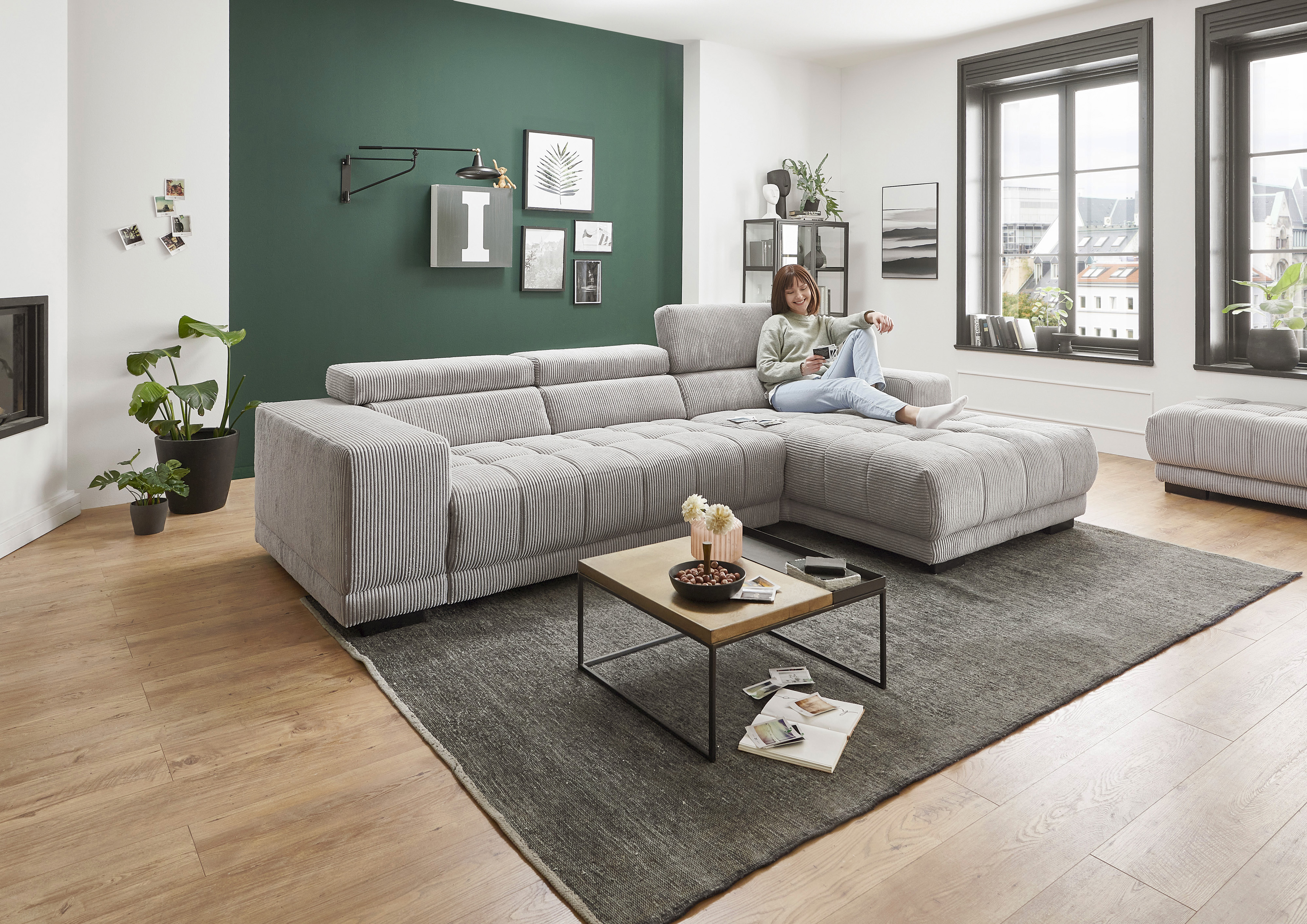 Die PlanBar Ecksofa "MP-IN15053 L-Form schmaler Schenkel" wahlweise mit Kopfteilverstellung und manueller Vorziehbank
