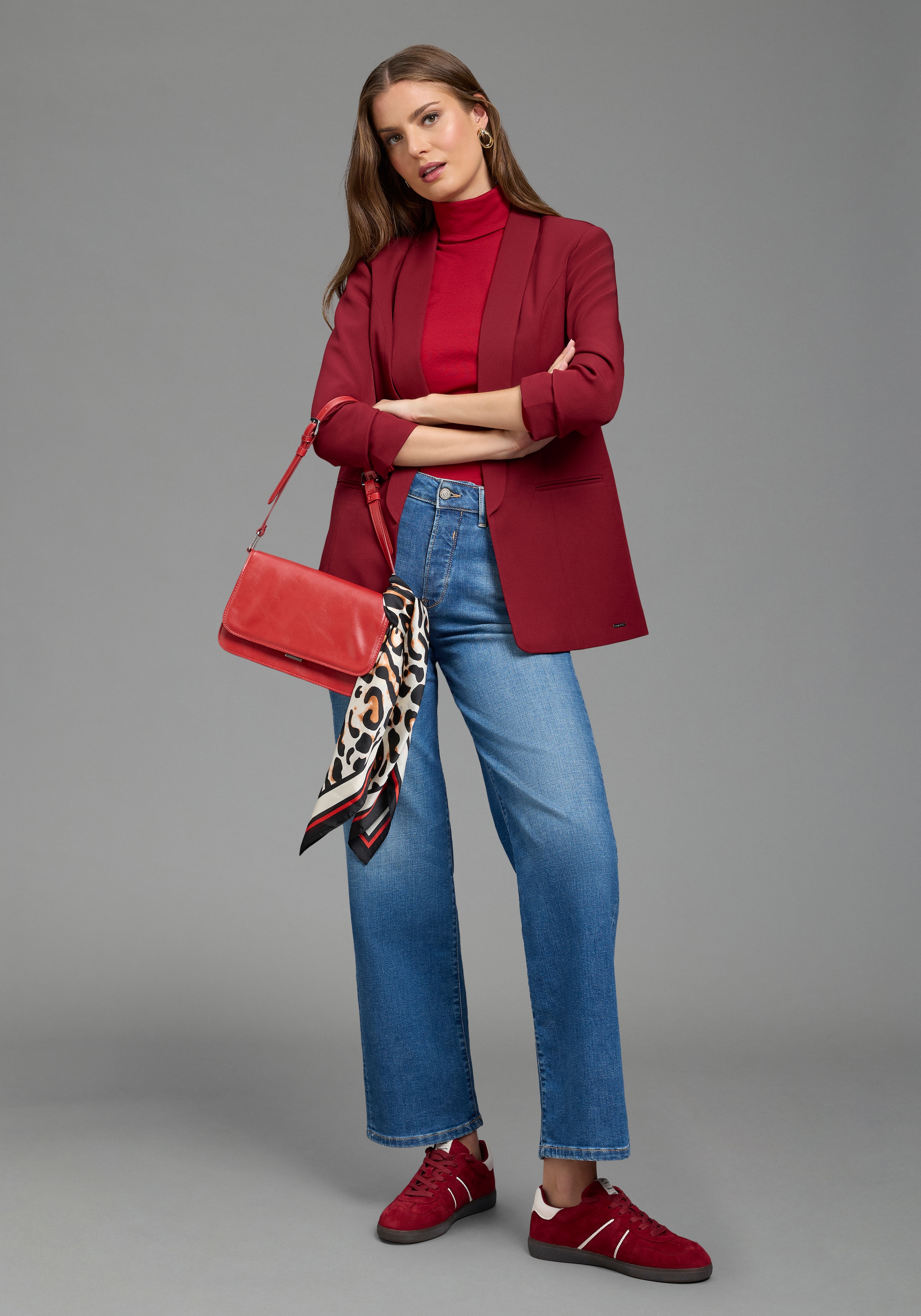 Laura Scott Nickituch im feminin Look mit Leopard und Kontraststreifen